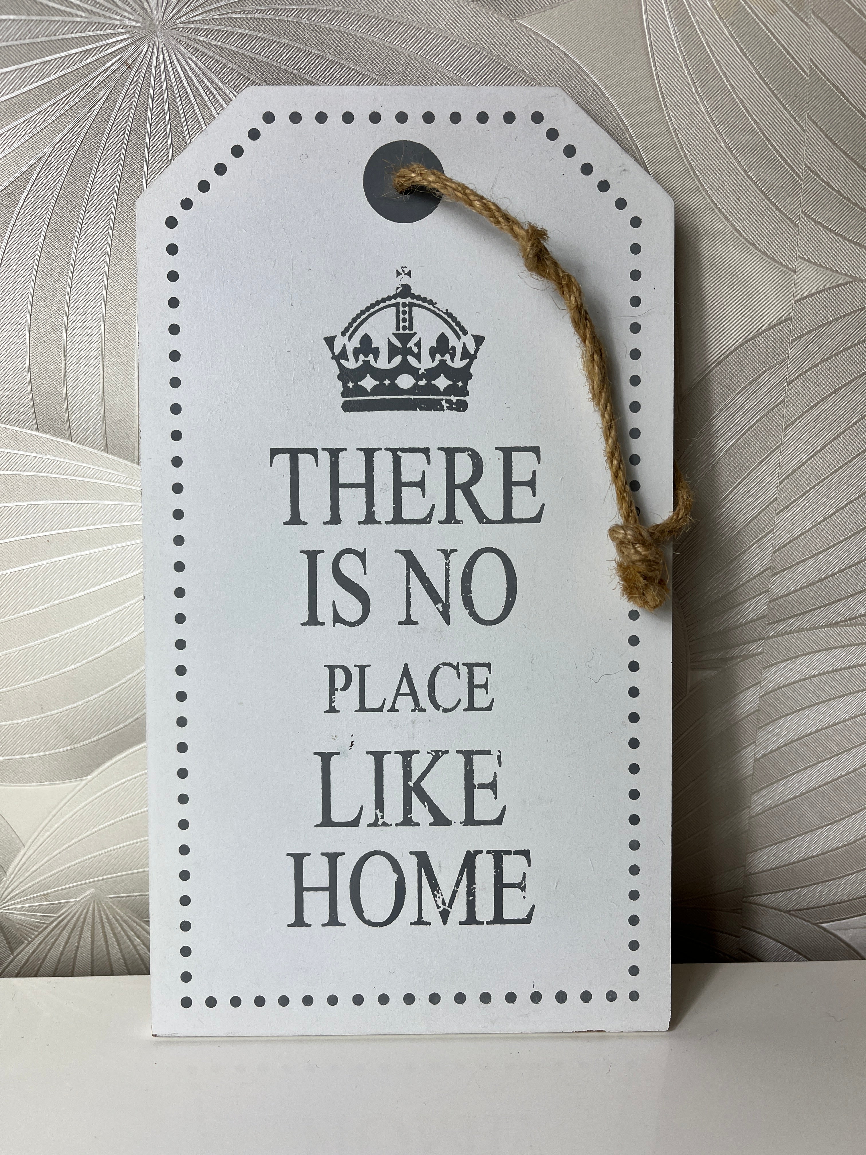 Medinė dekoracija „There is no place like home“