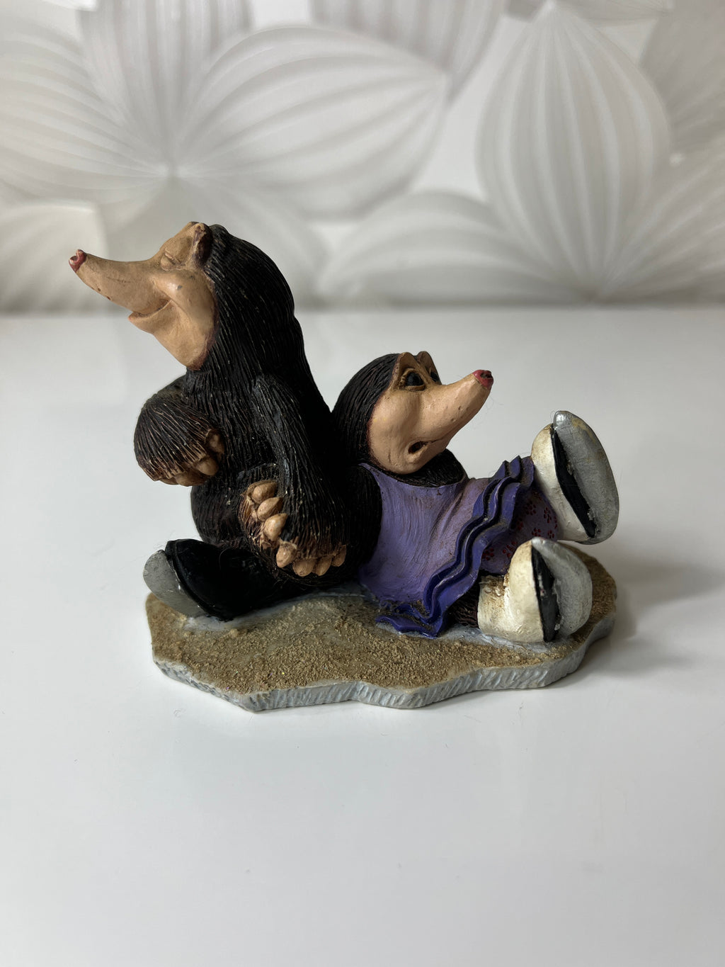 Kolekcinė kurmių statulėlė „Kurmiai ant čiuožyklos“