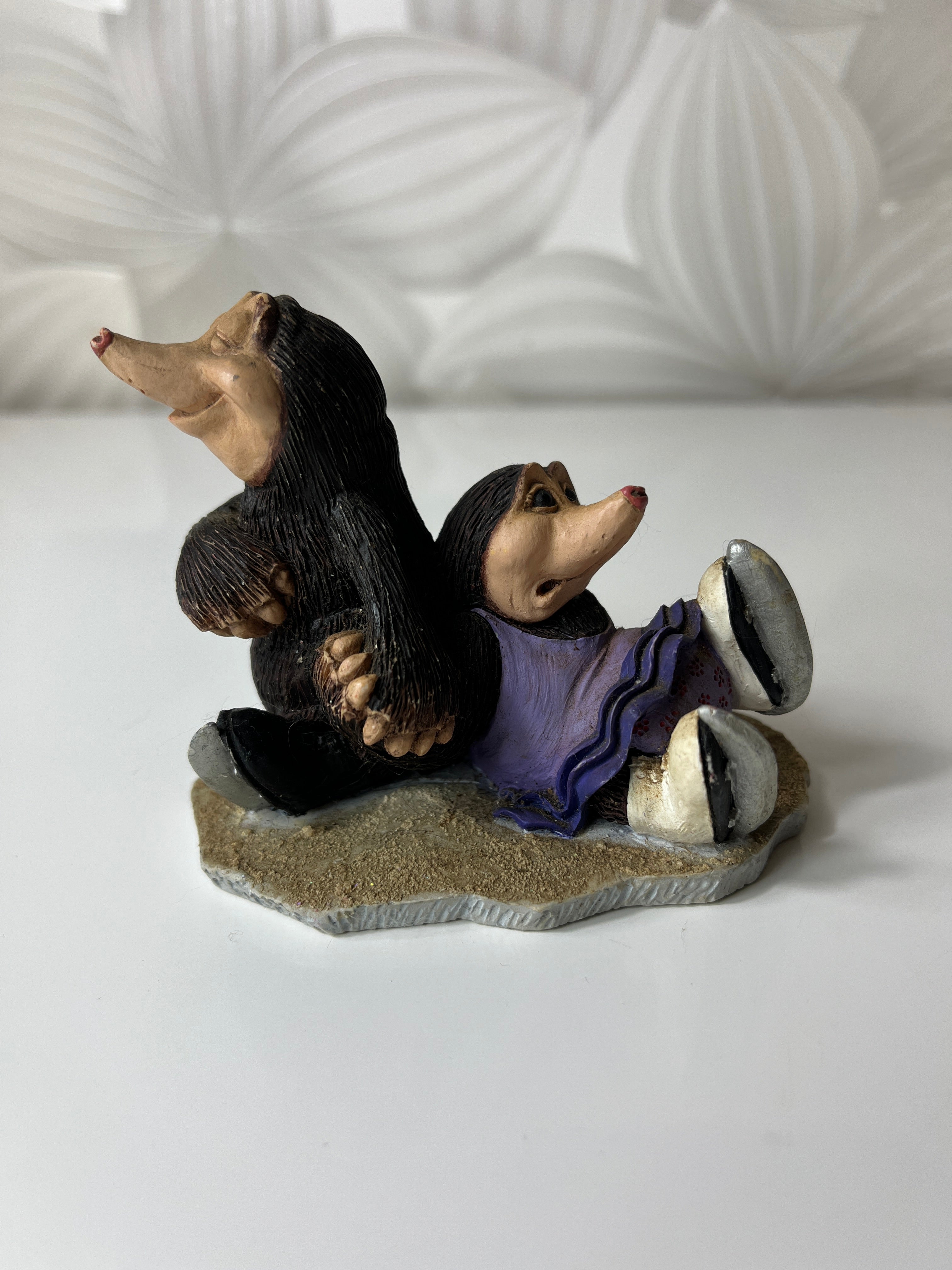 Kolekcinė kurmių statulėlė „Kurmiai ant čiuožyklos“