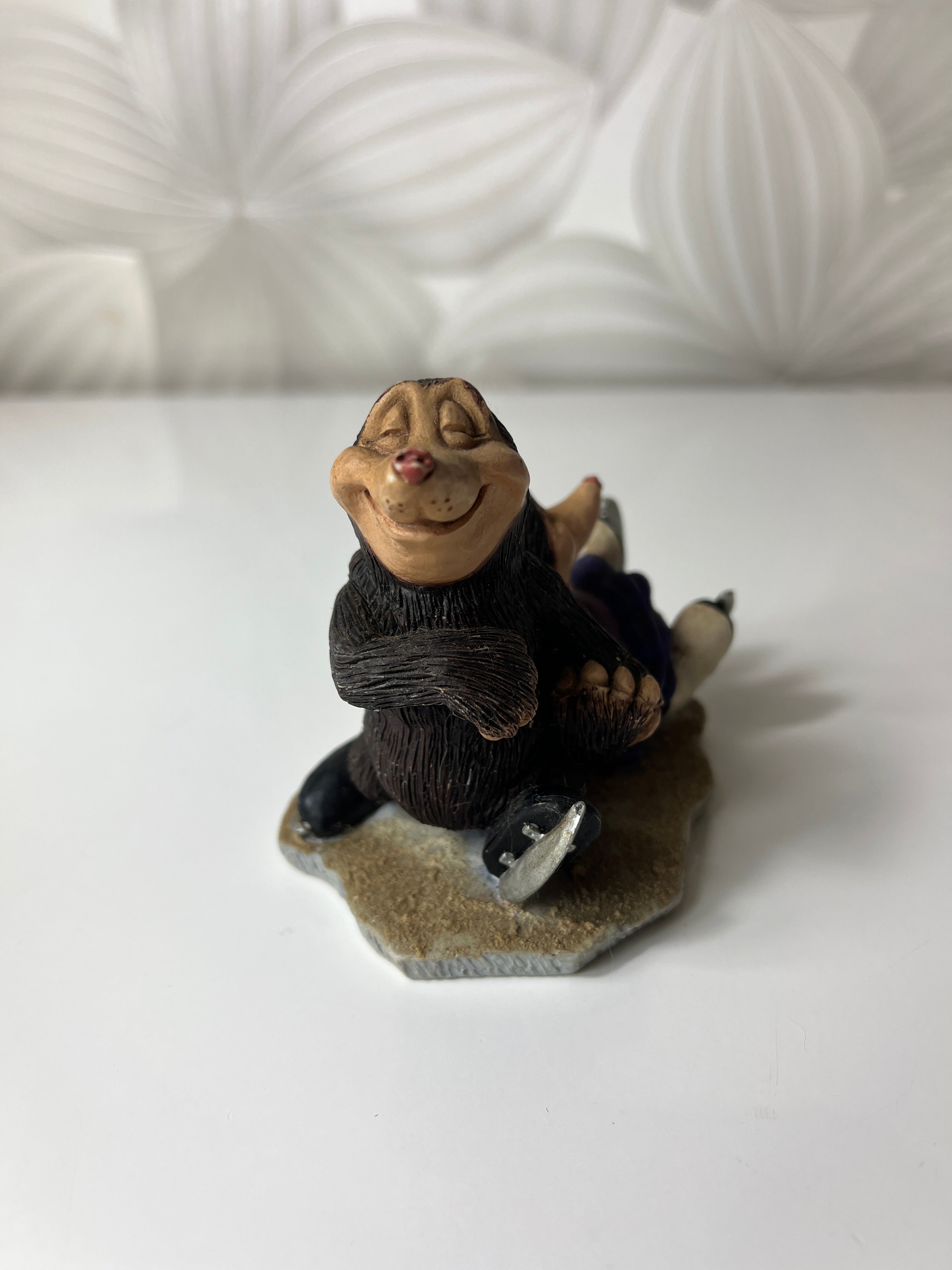 Kolekcinė kurmių statulėlė „Kurmiai ant čiuožyklos“