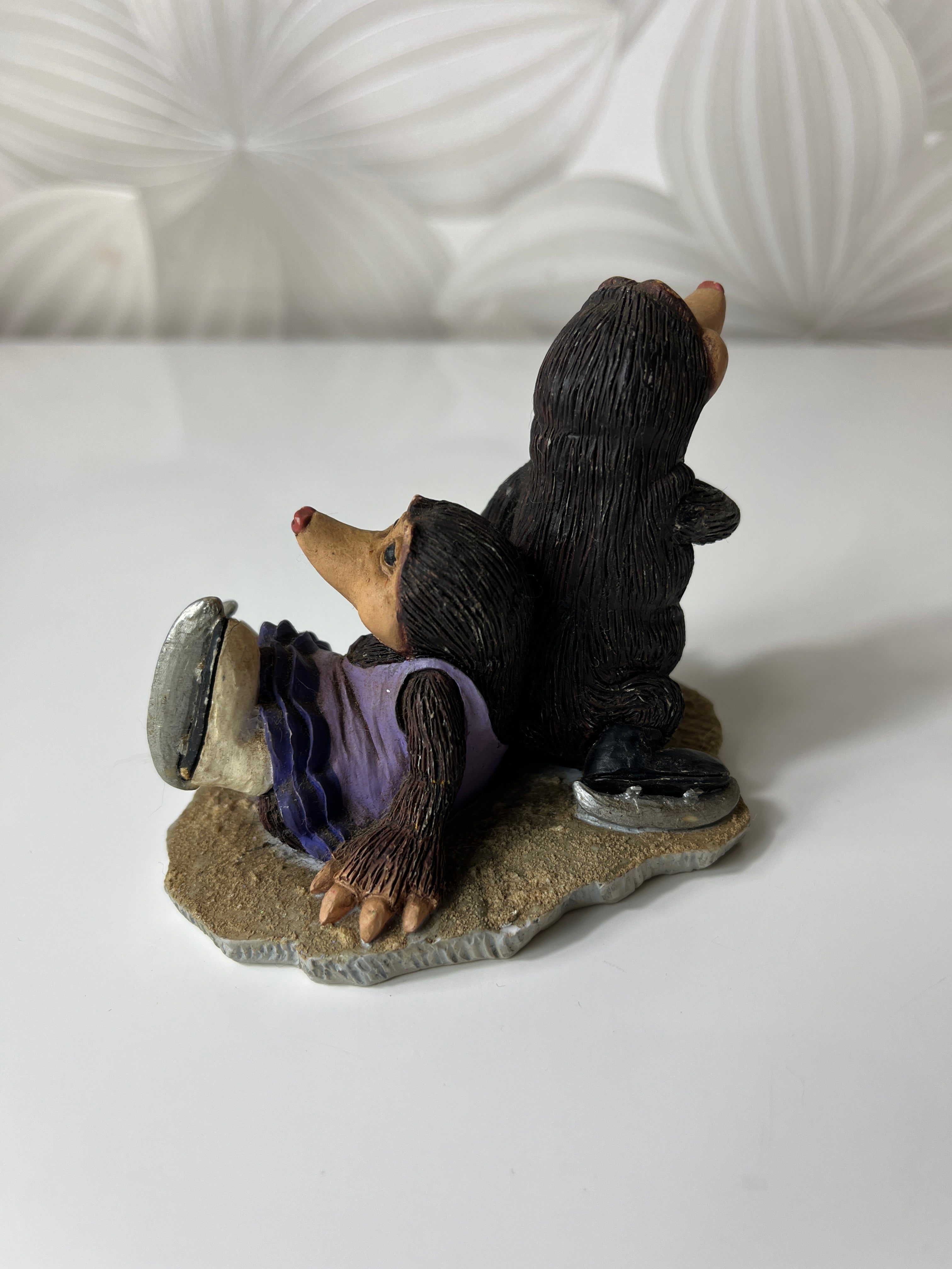 Kolekcinė kurmių statulėlė „Kurmiai ant čiuožyklos“