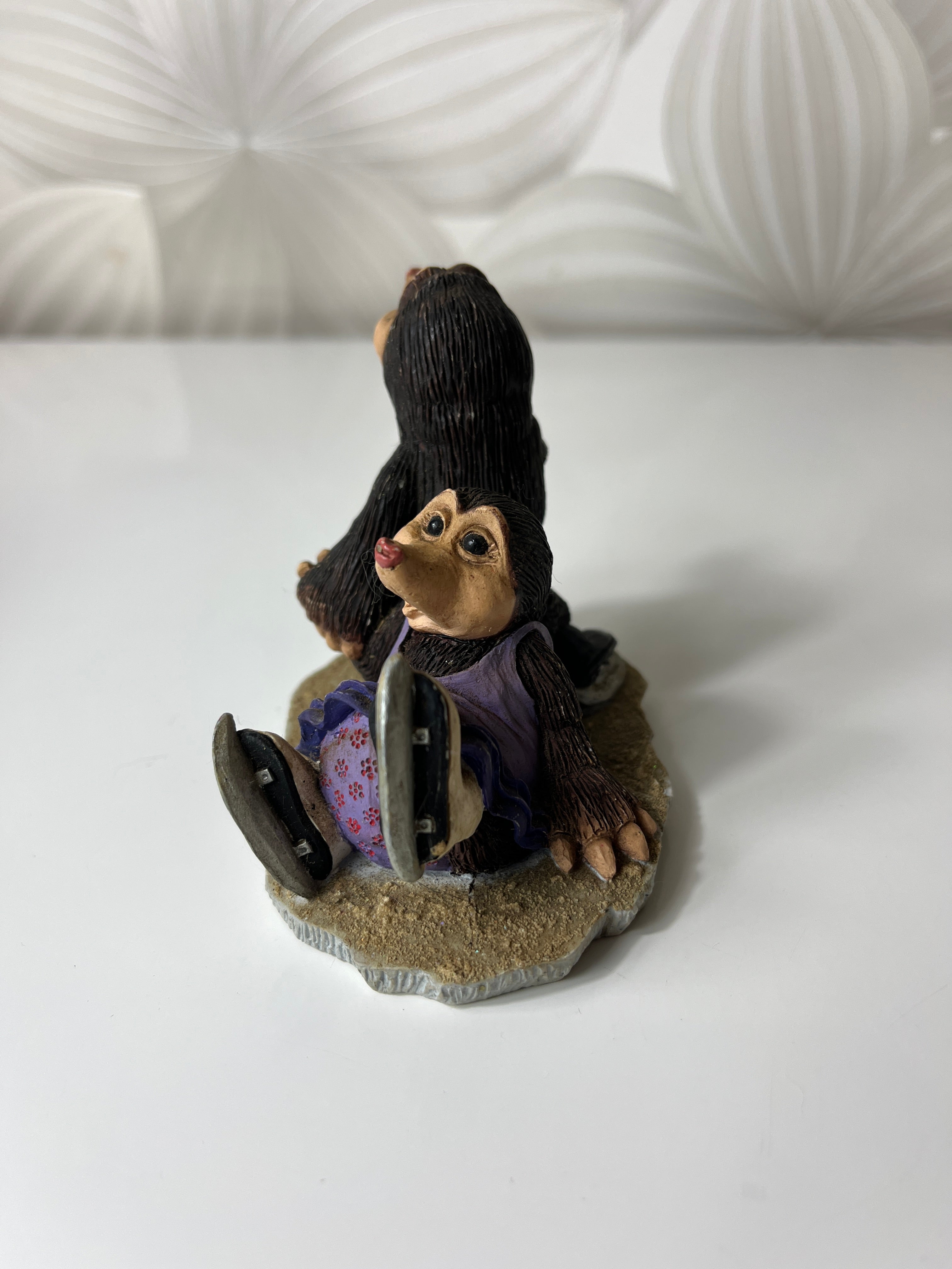 Kolekcinė kurmių statulėlė „Kurmiai ant čiuožyklos“