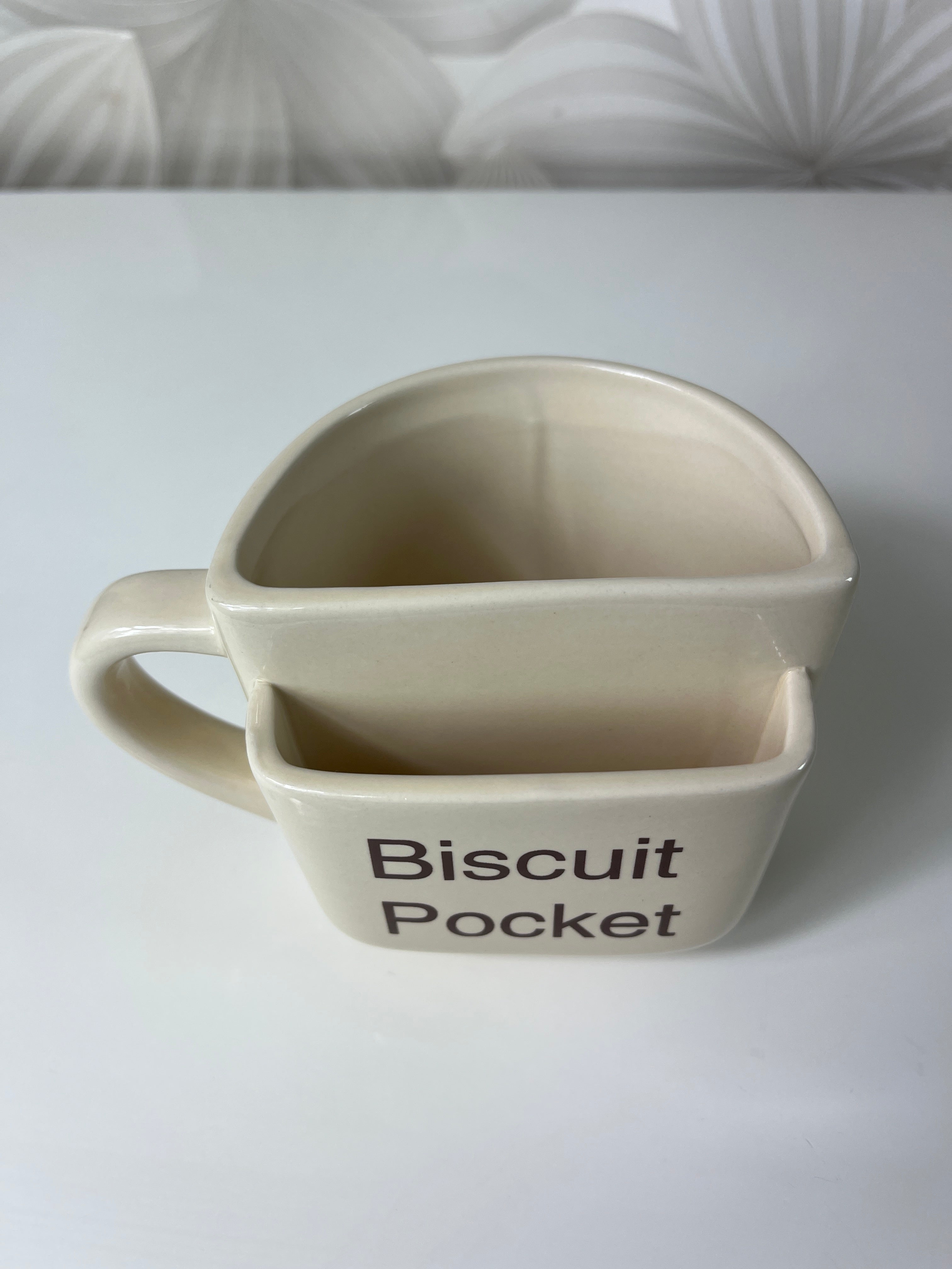 Puodelis su „Biscuit Pocket“ (kišenėle sausainiui)