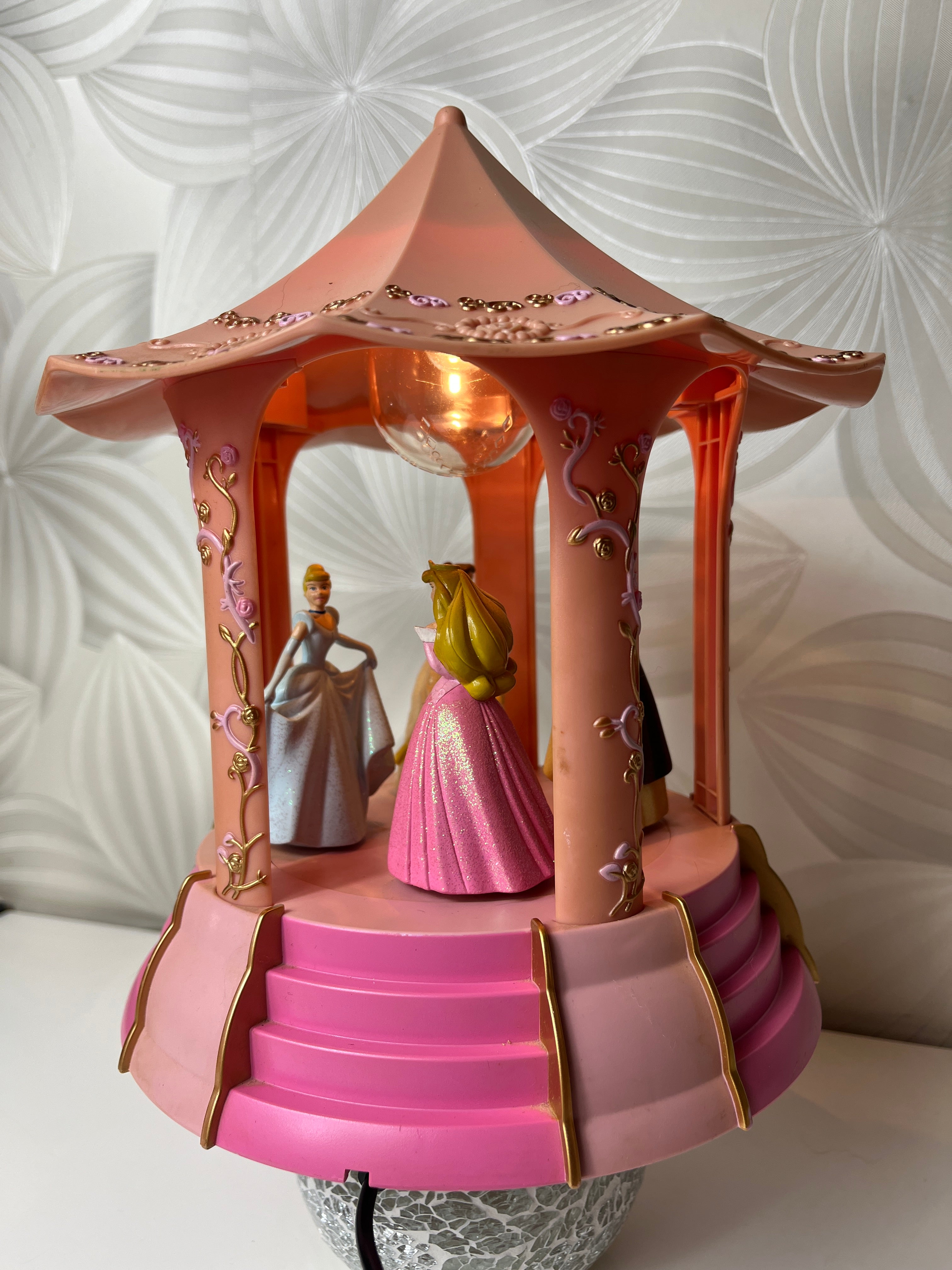 Vintažinė muzikinė lempa su Disney princesėmis