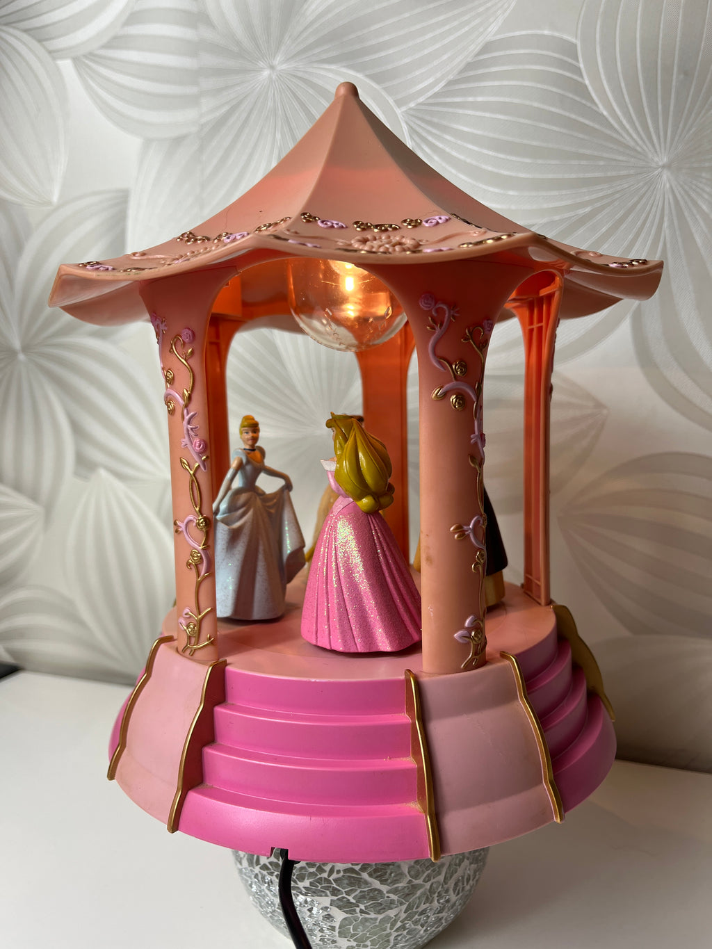 Vintažinė muzikinė lempa su Disney princesėmis