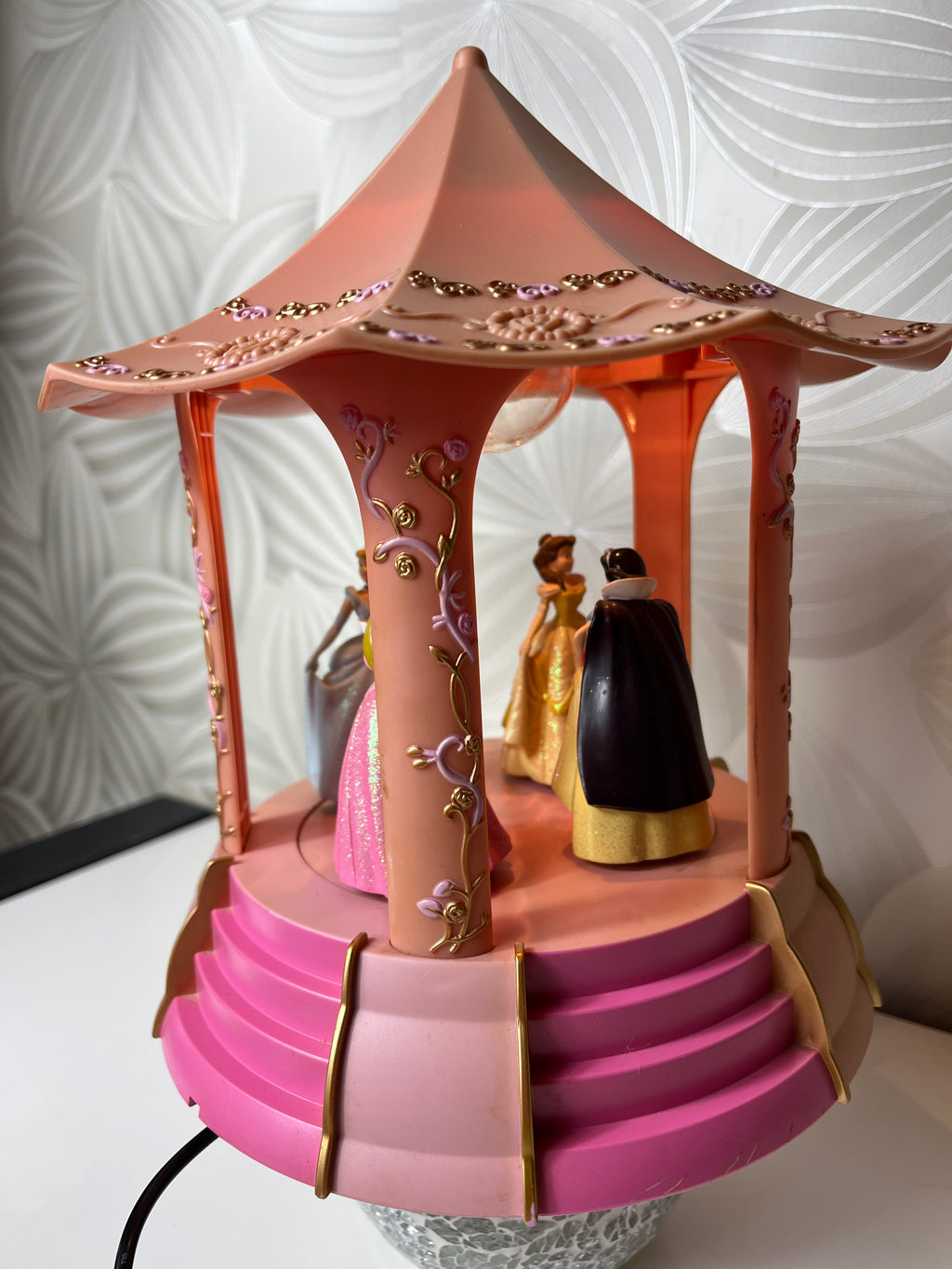 Vintažinė muzikinė lempa su Disney princesėmis