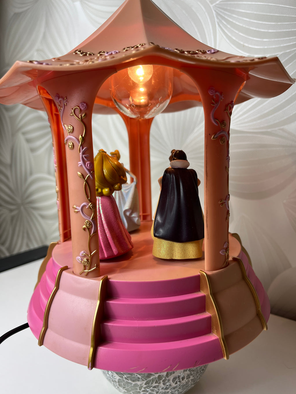 Vintažinė muzikinė lempa su Disney princesėmis