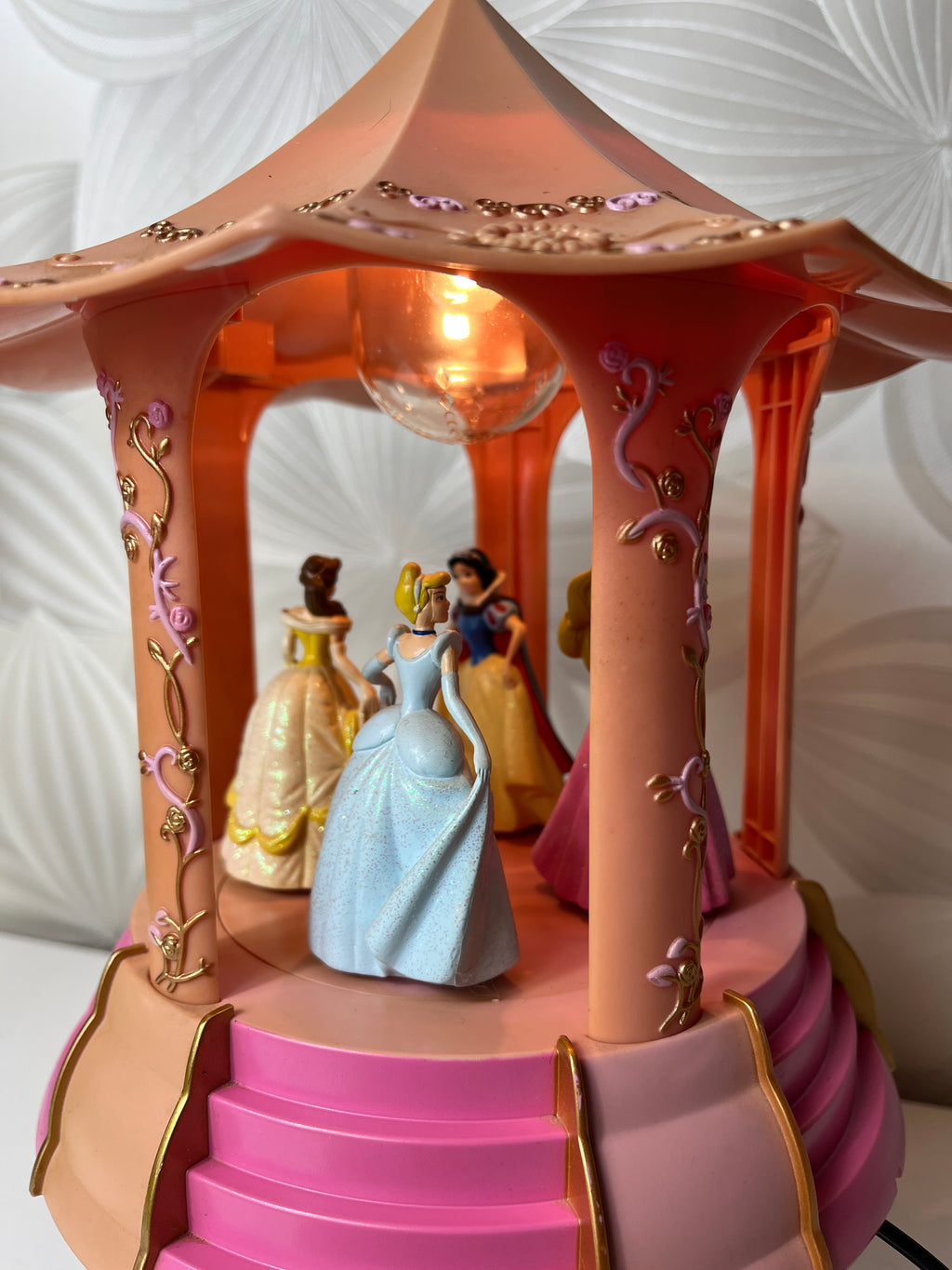 Vintažinė muzikinė lempa su Disney princesėmis