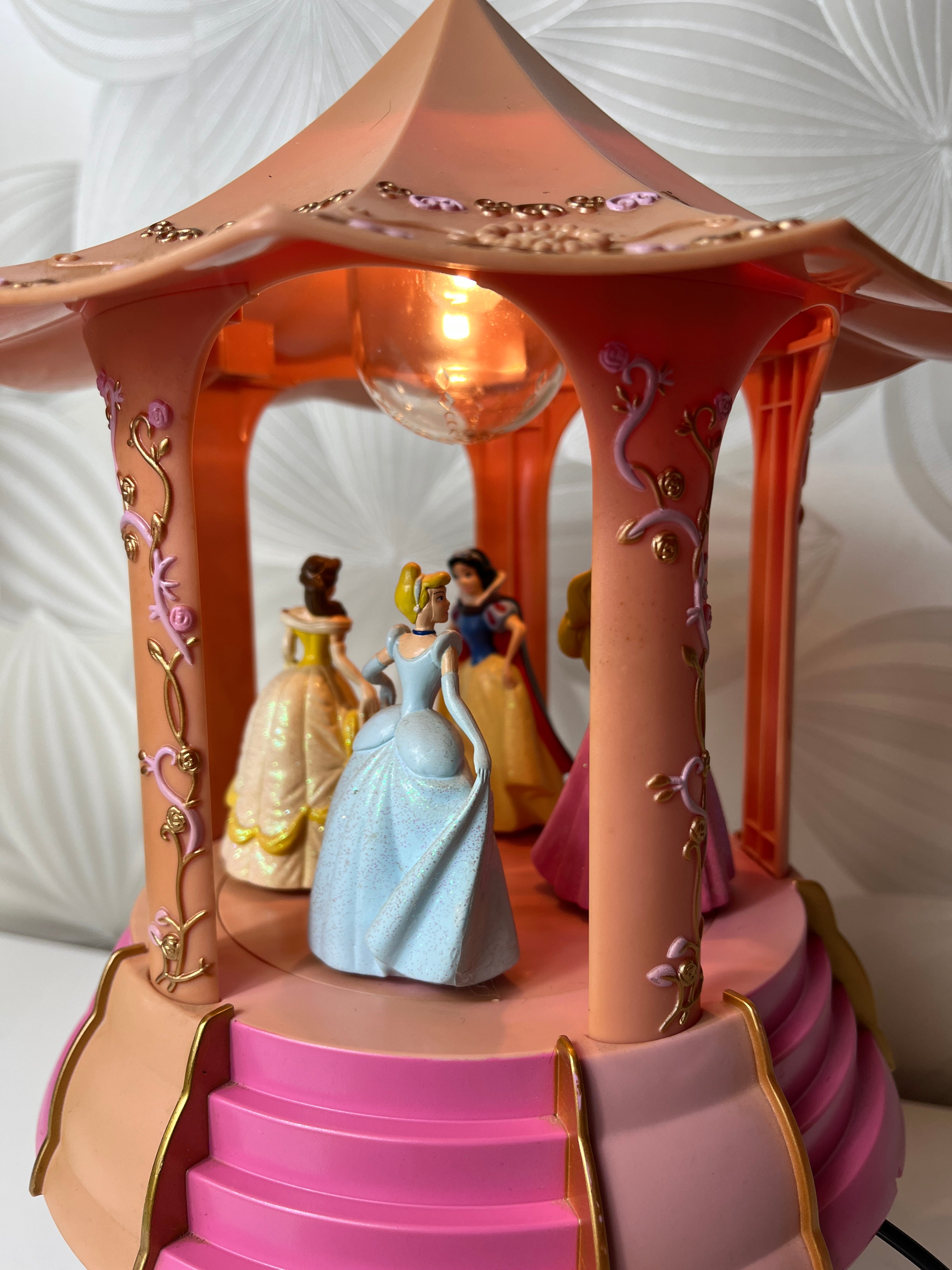 Vintažinė muzikinė lempa su Disney princesėmis