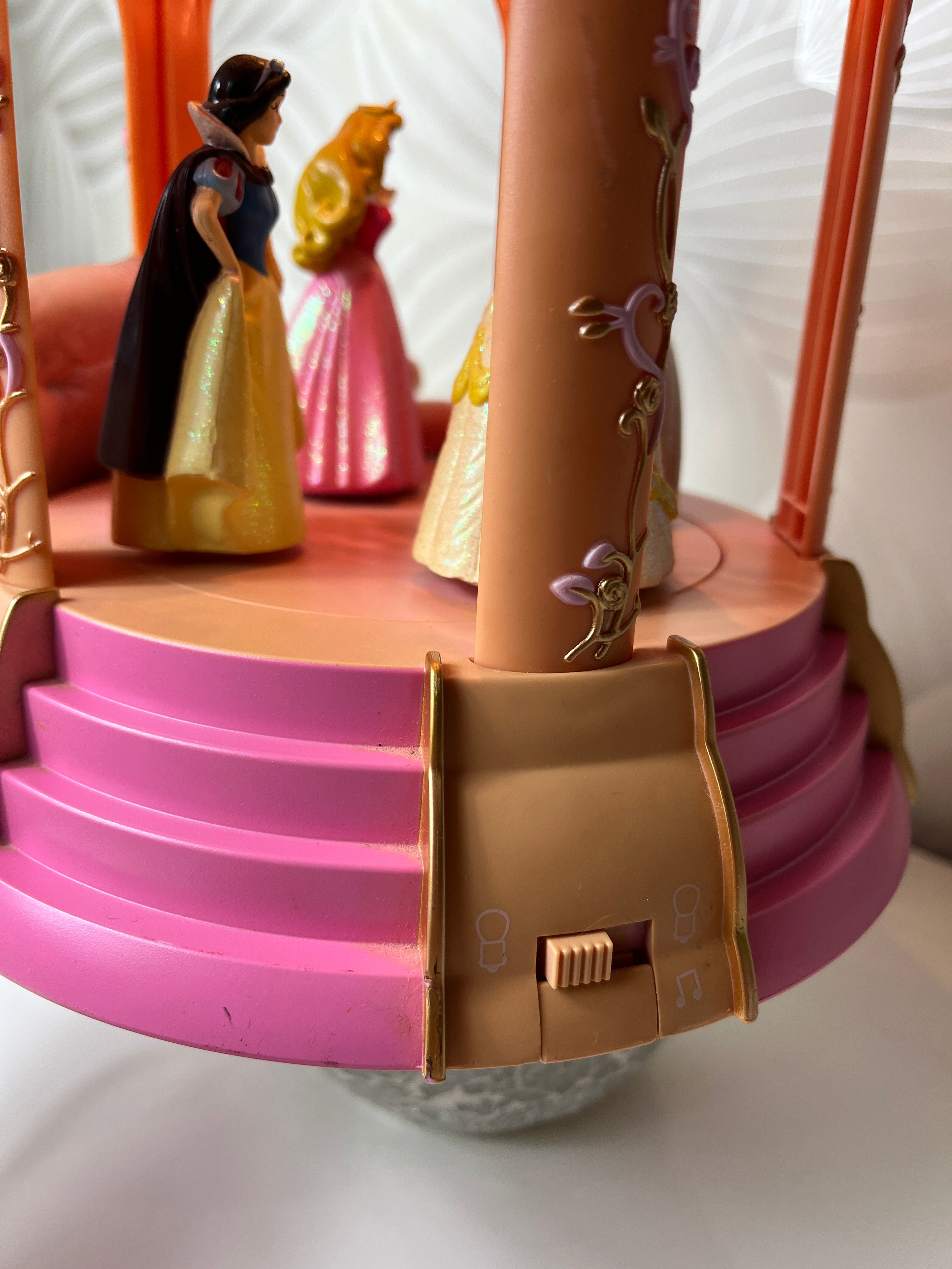 Vintažinė muzikinė lempa su Disney princesėmis