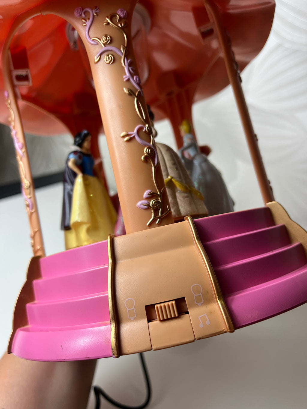 Vintažinė muzikinė lempa su Disney princesėmis