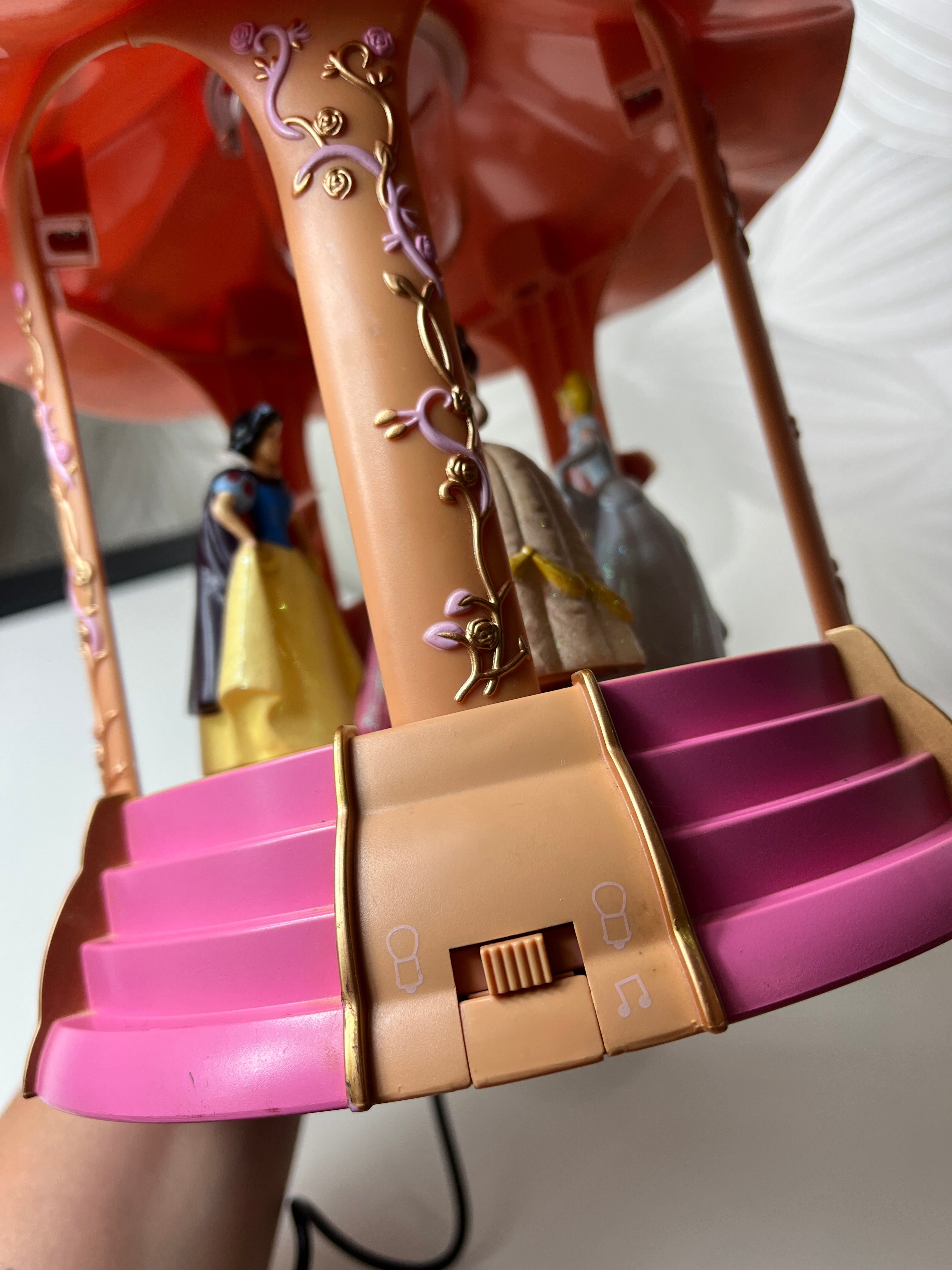 Vintažinė muzikinė lempa su Disney princesėmis