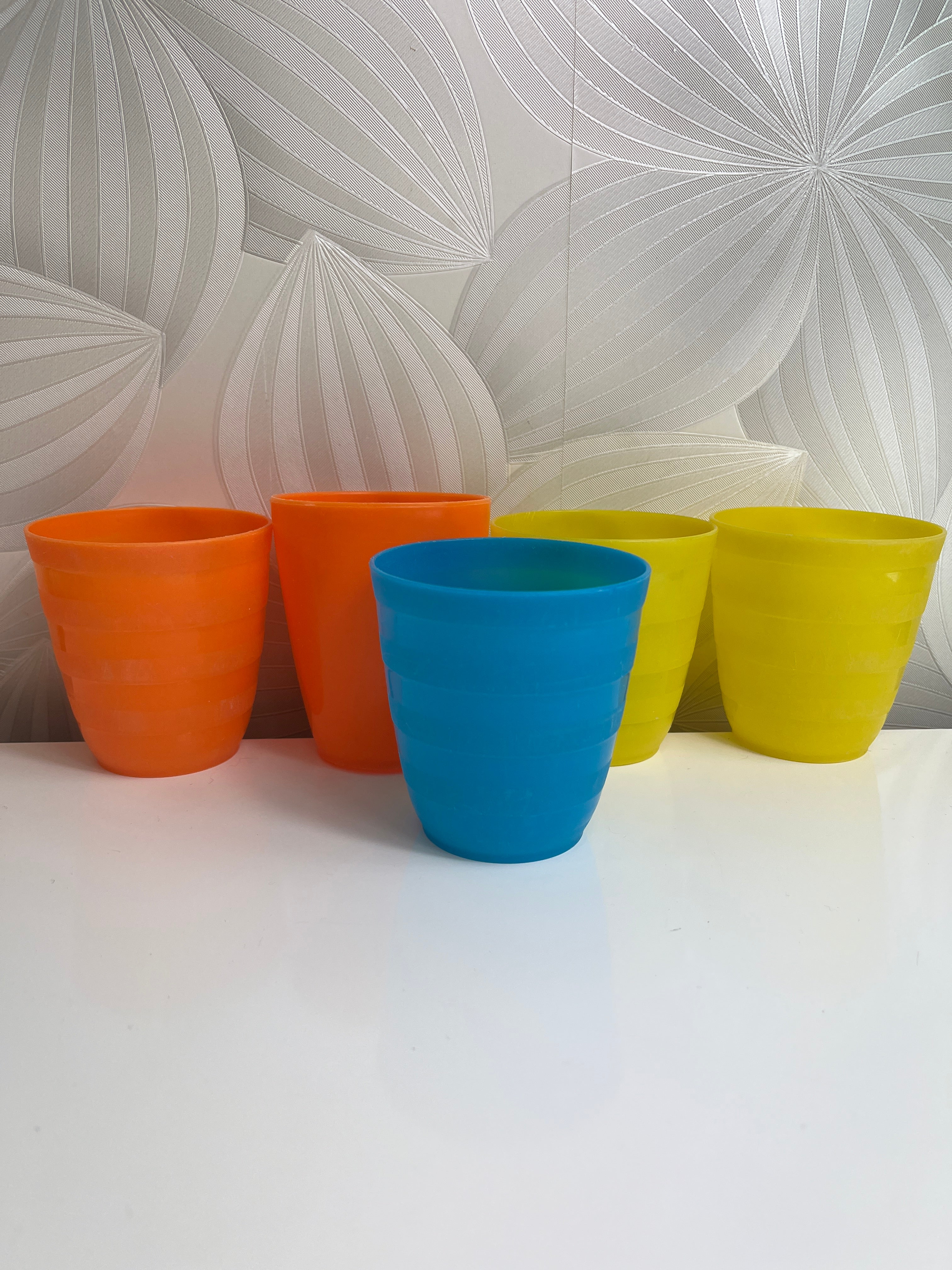 Spalvotų plastikinių stiklinių rinkinys (5 vnt.)