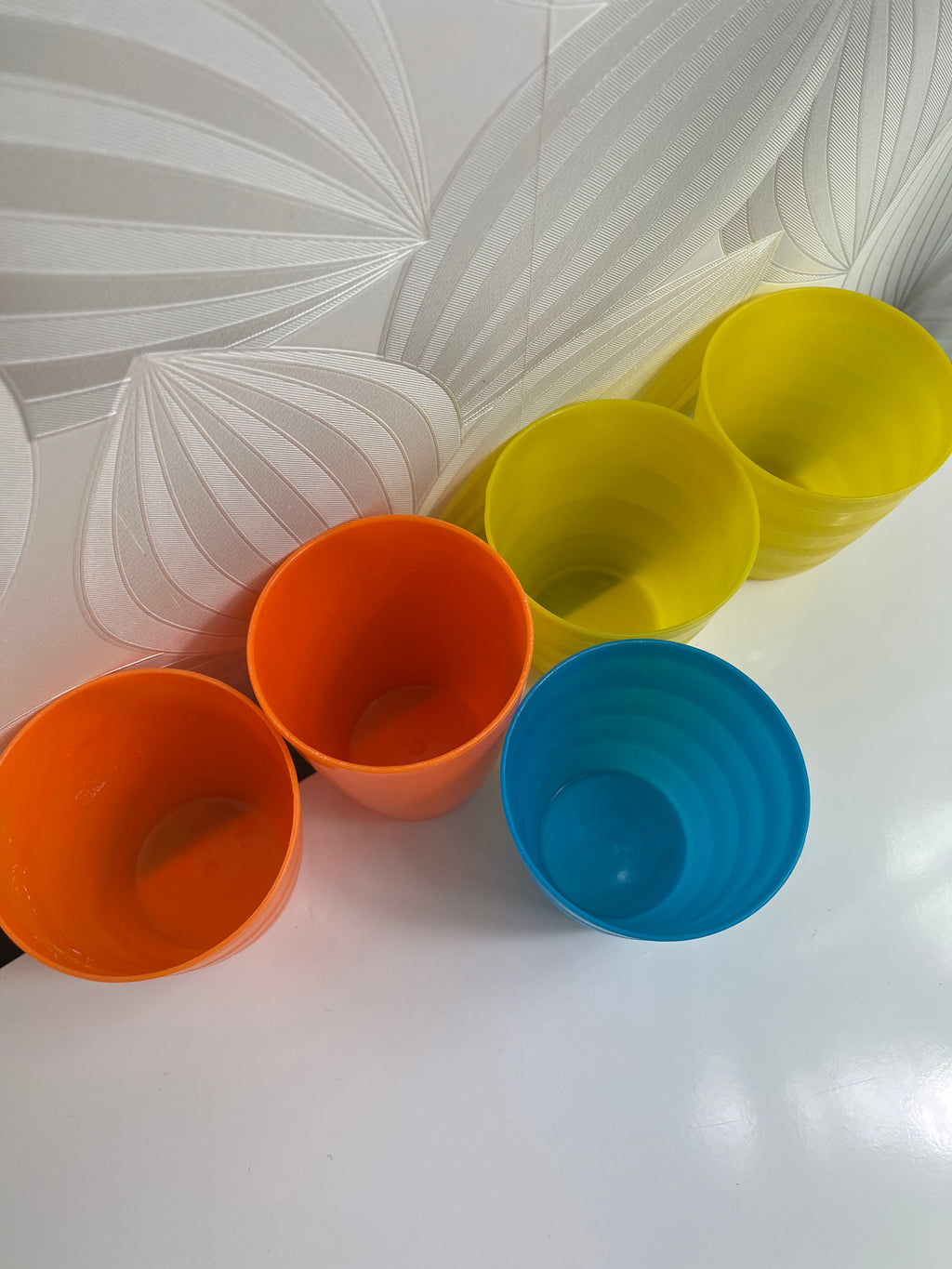 Spalvotų plastikinių stiklinių rinkinys (5 vnt.)