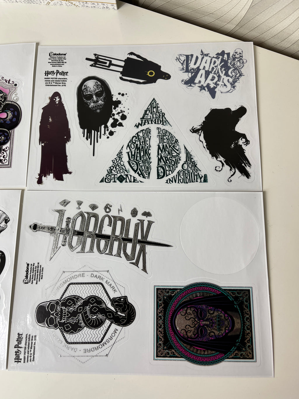 Lipdukai ant įrenginių „Harry Potter“ tematika