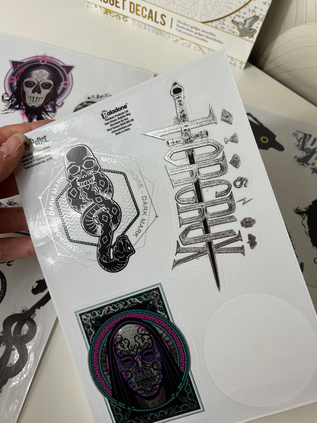 Lipdukai ant įrenginių „Harry Potter“ tematika