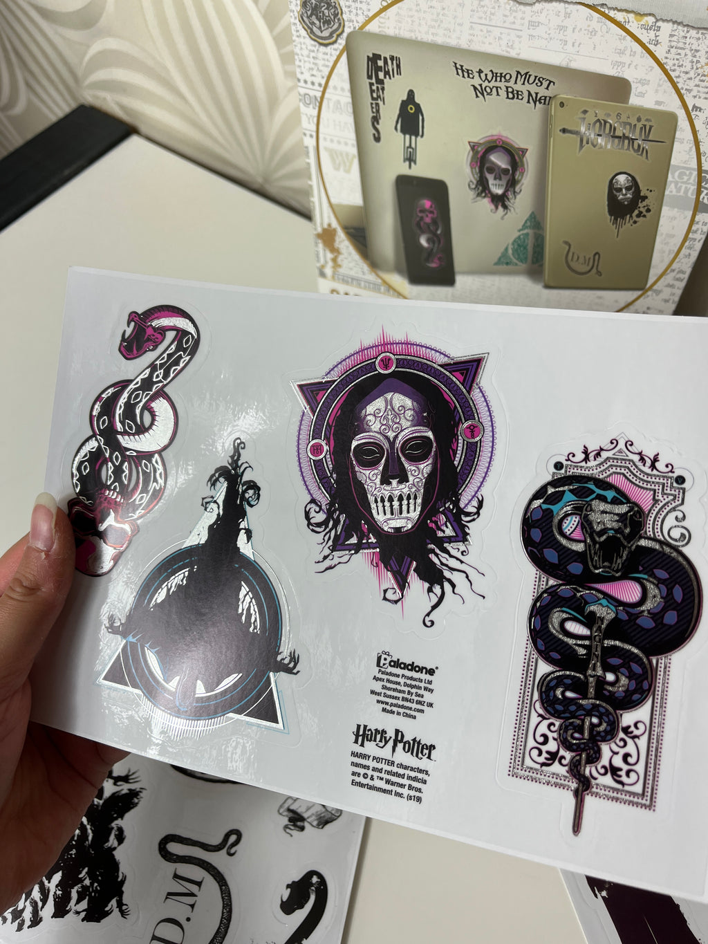 Lipdukai ant įrenginių „Harry Potter“ tematika