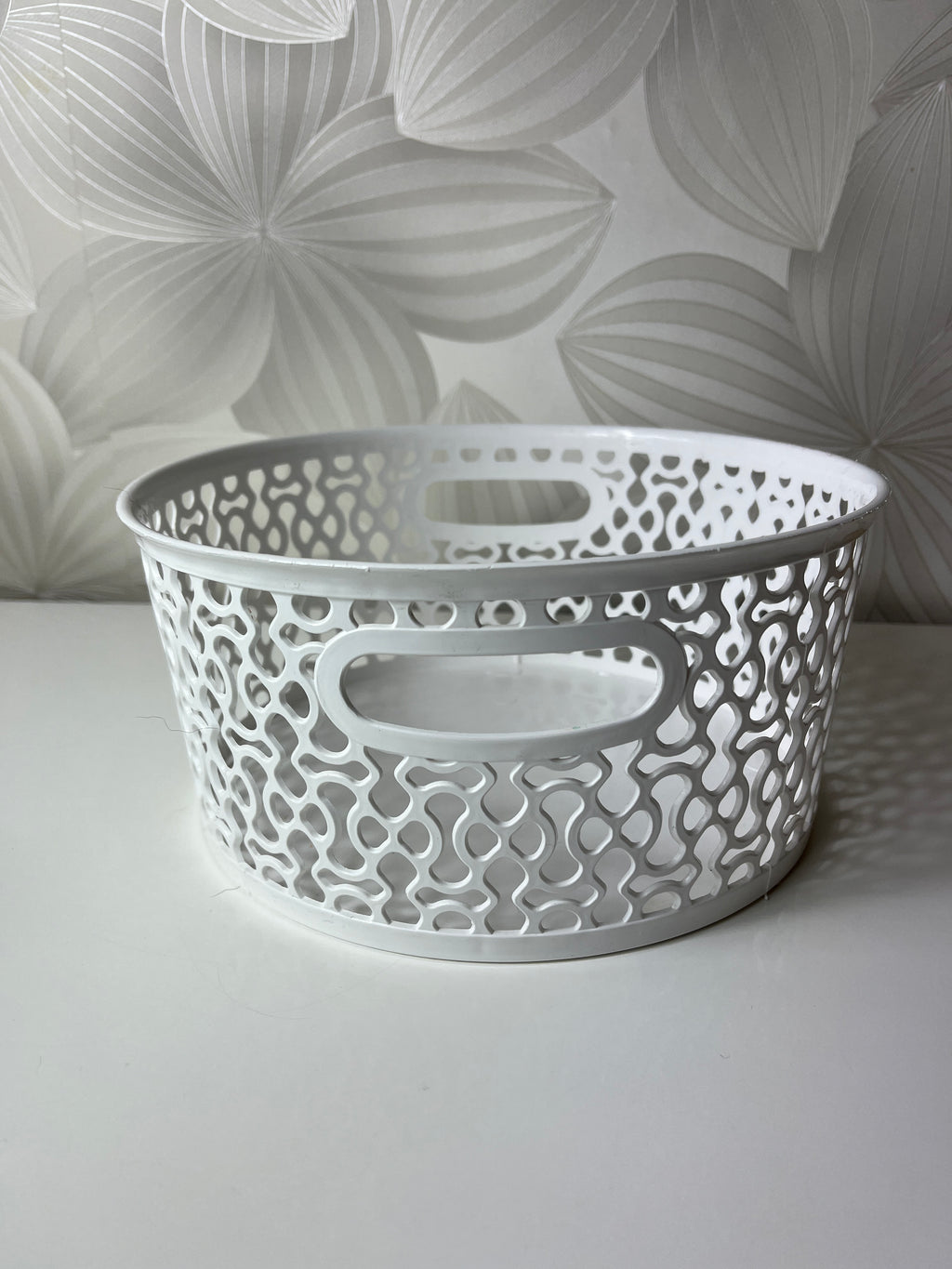 Baltas daiktų laikymo krepšelis