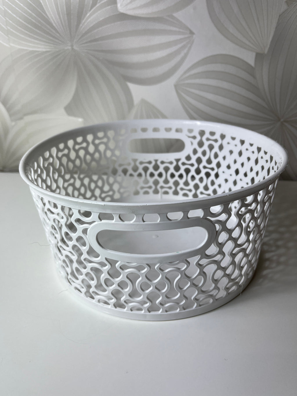 Baltas daiktų laikymo krepšelis