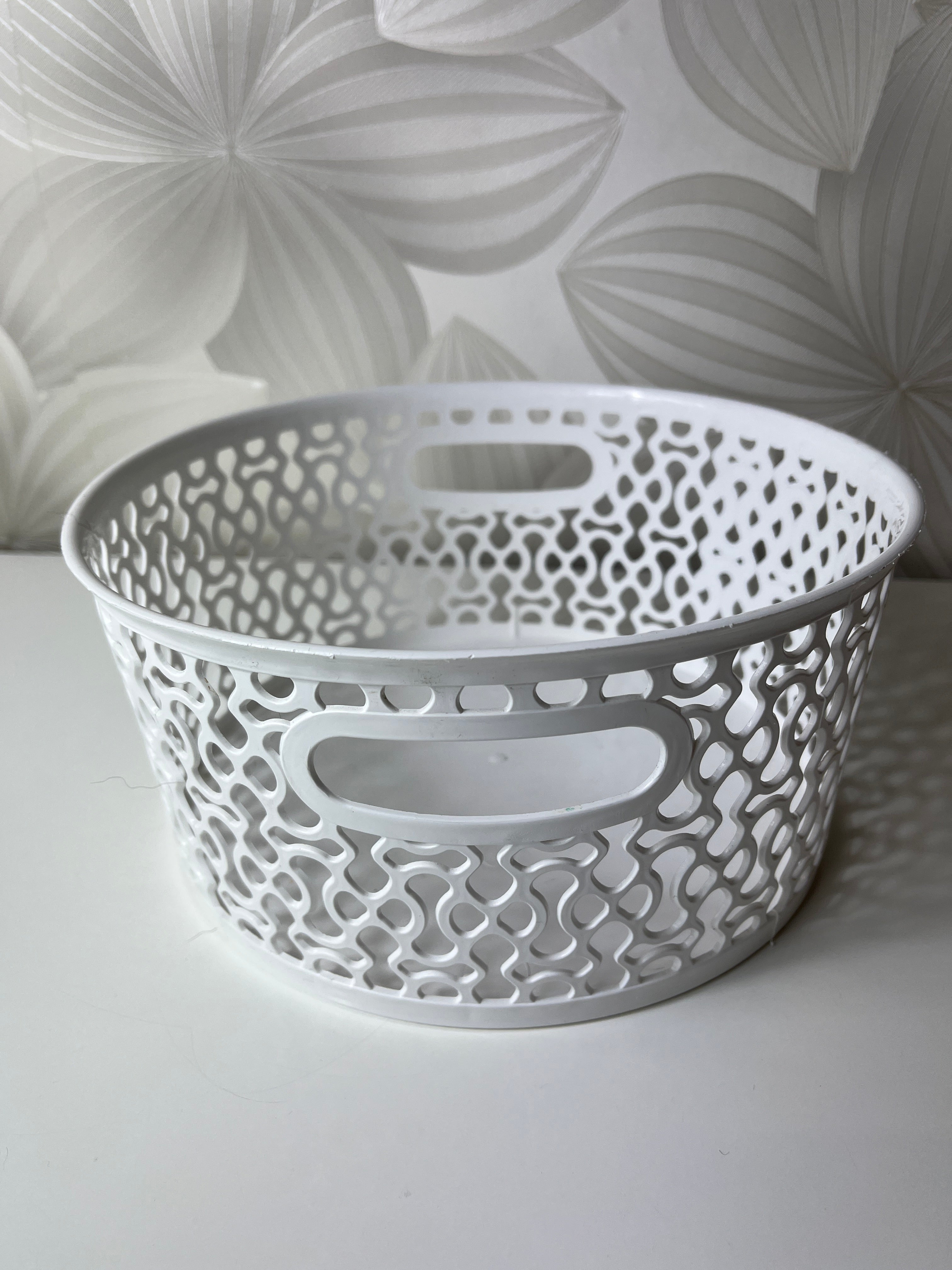 Baltas daiktų laikymo krepšelis