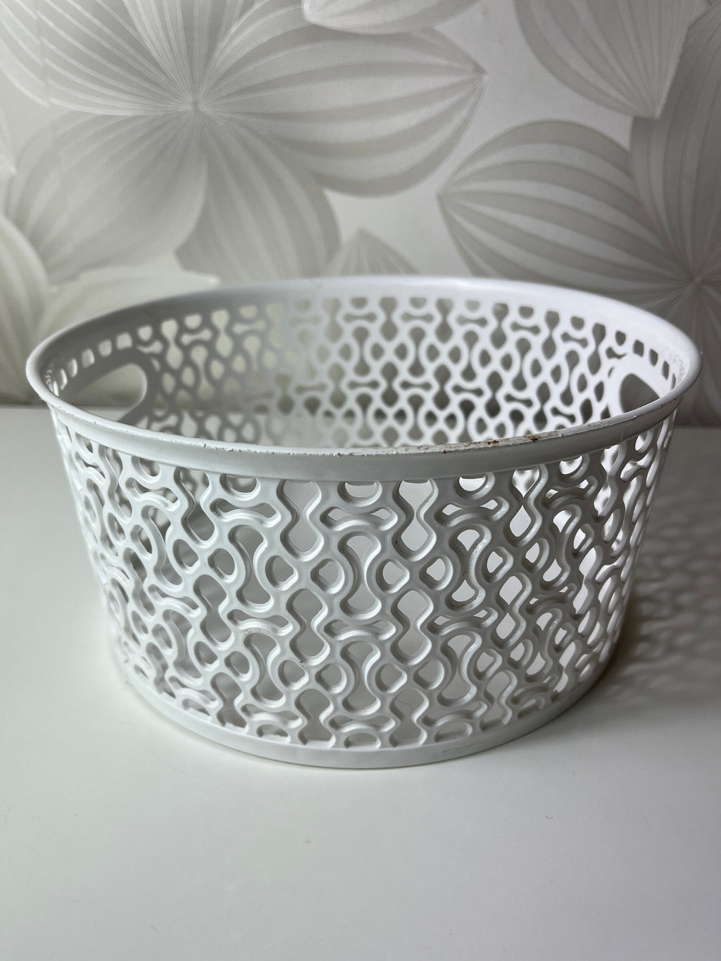 Baltas daiktų laikymo krepšelis