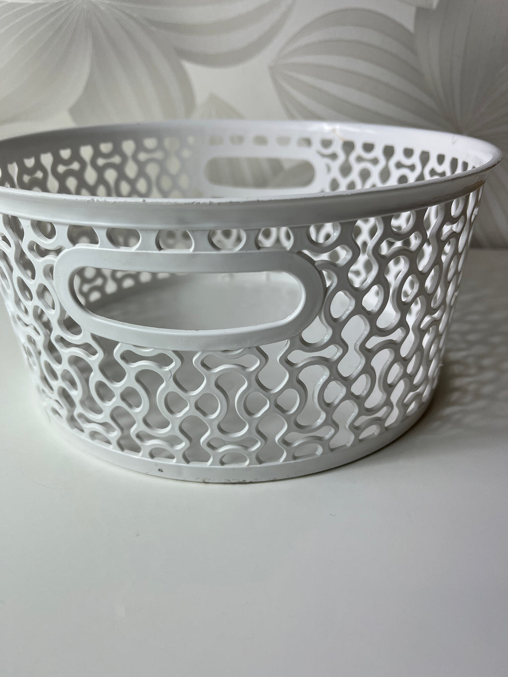 Baltas daiktų laikymo krepšelis