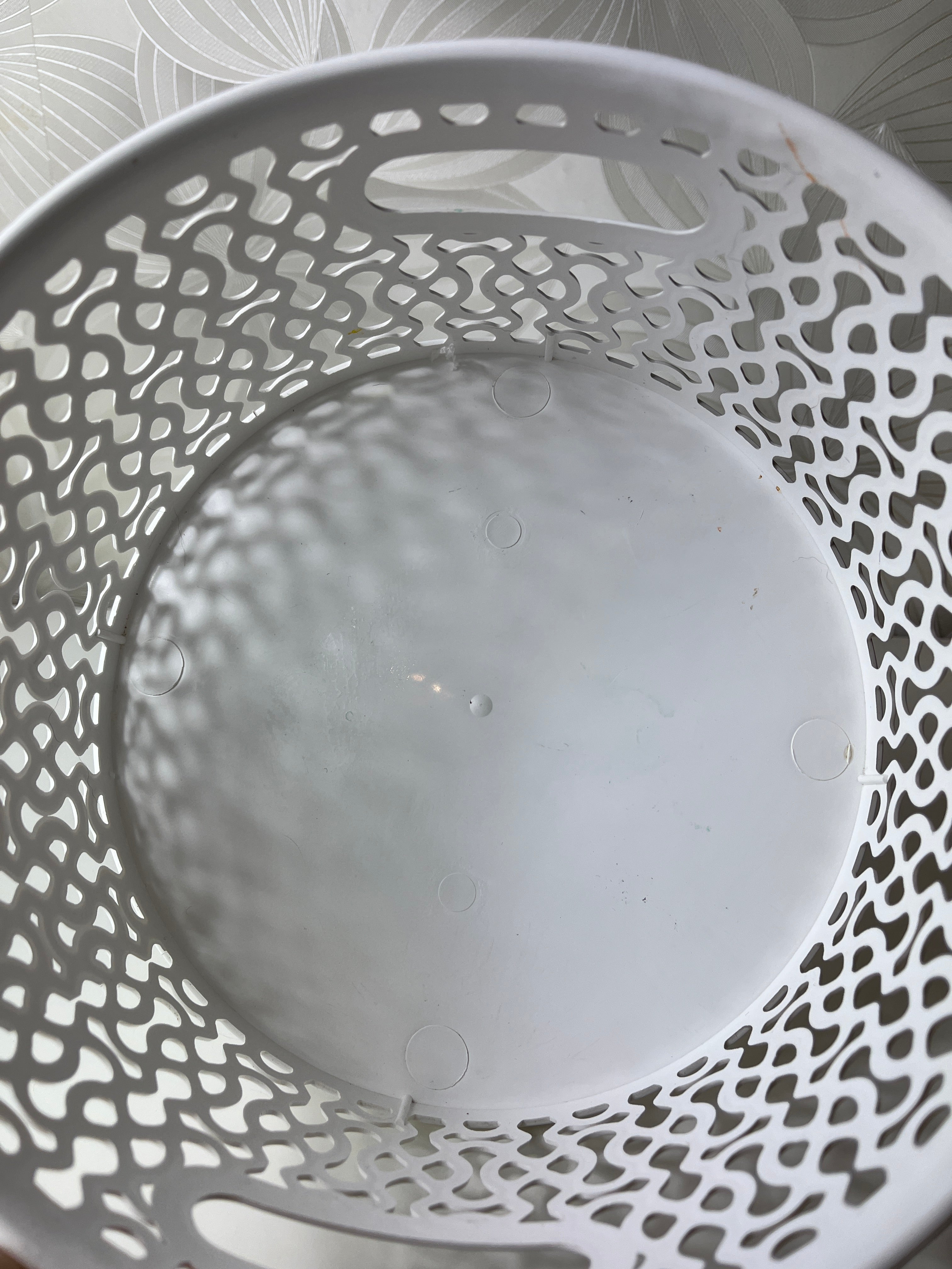 Baltas daiktų laikymo krepšelis