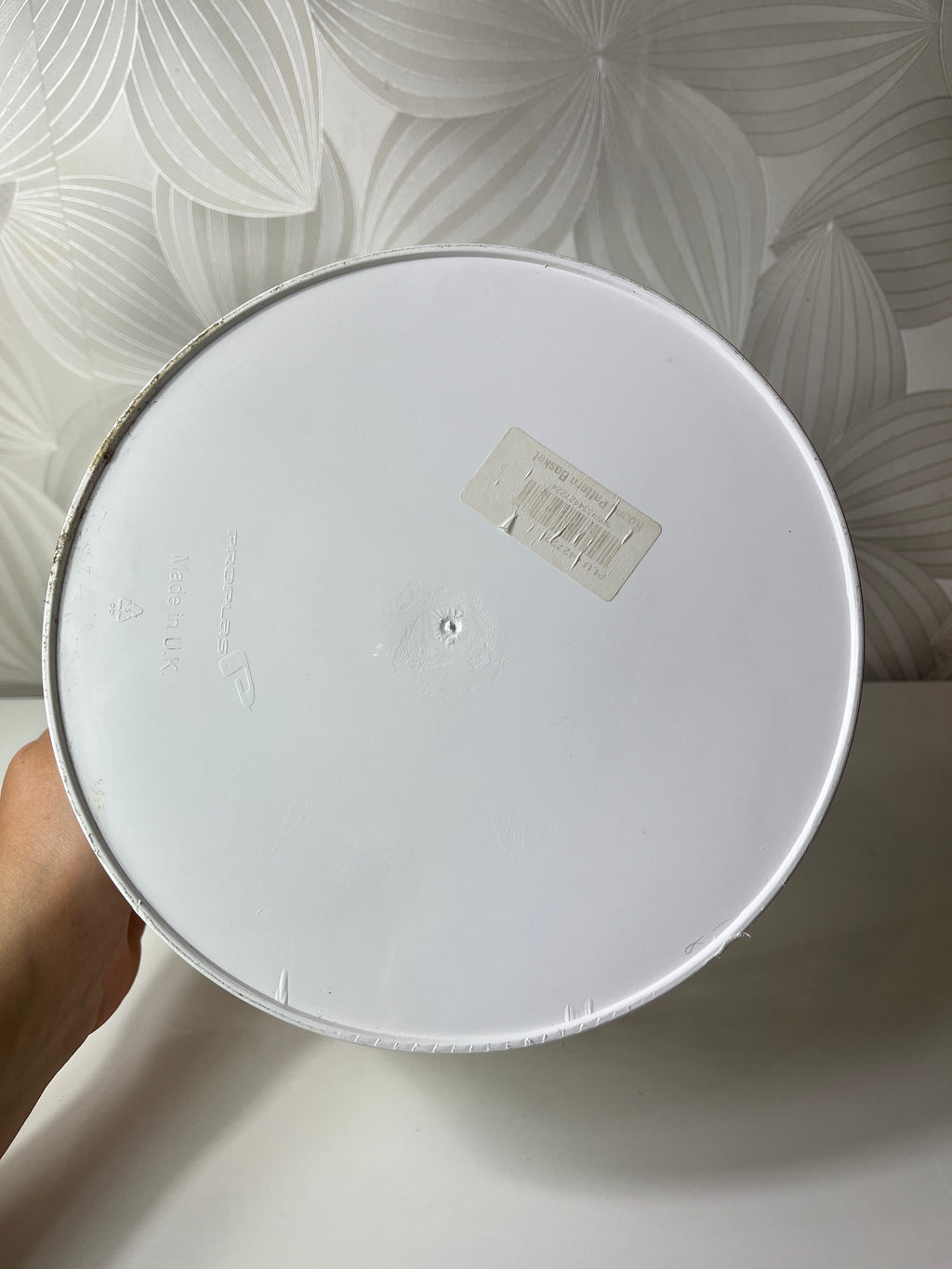 Baltas daiktų laikymo krepšelis