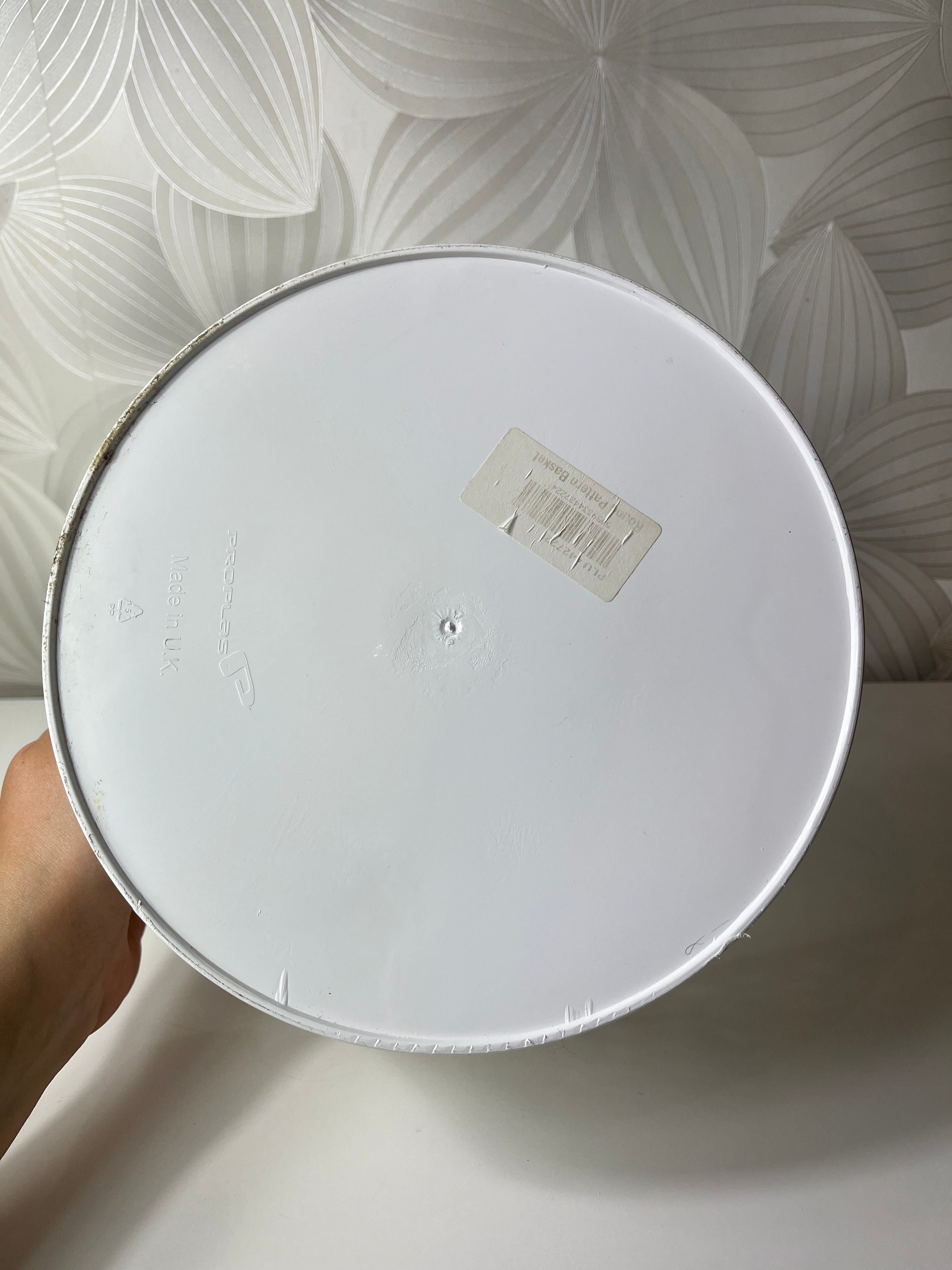 Baltas daiktų laikymo krepšelis