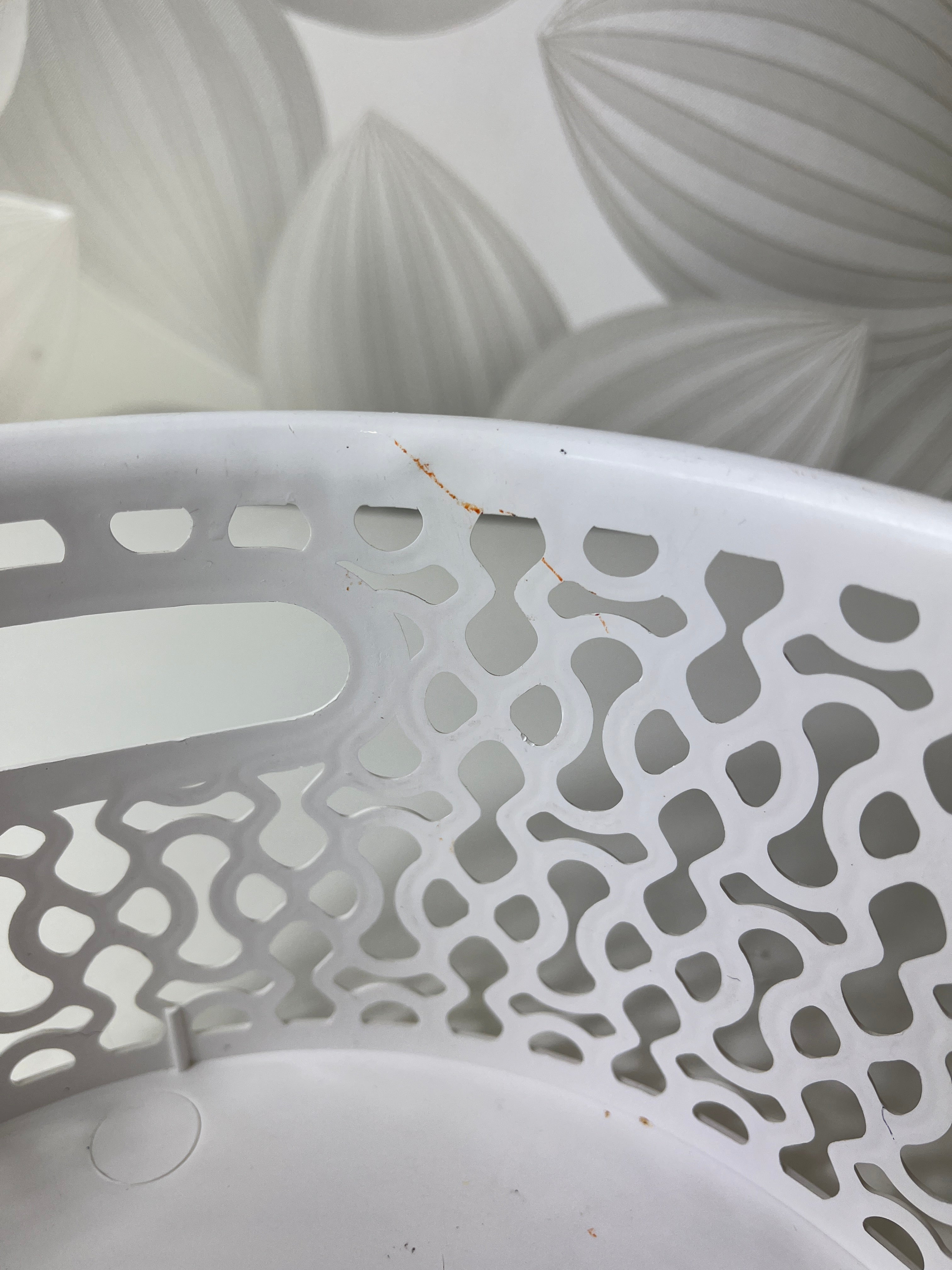 Baltas daiktų laikymo krepšelis