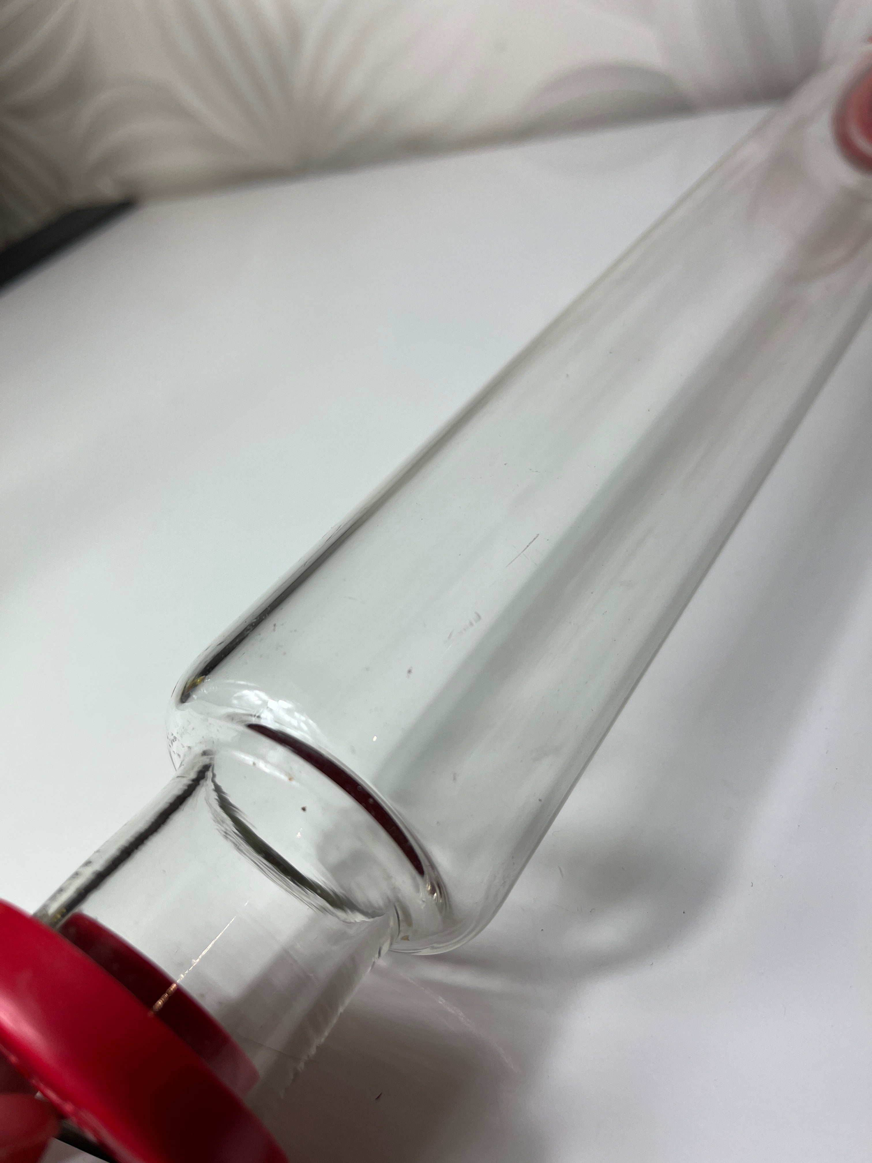 Vintažinis kočėlas su raudonais dangteliais