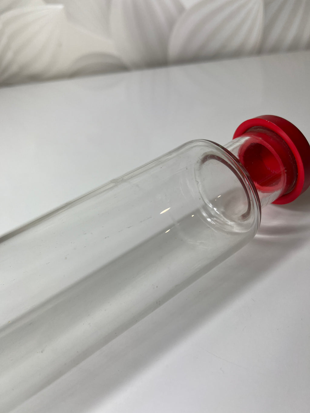 Vintažinis kočėlas su raudonais dangteliais