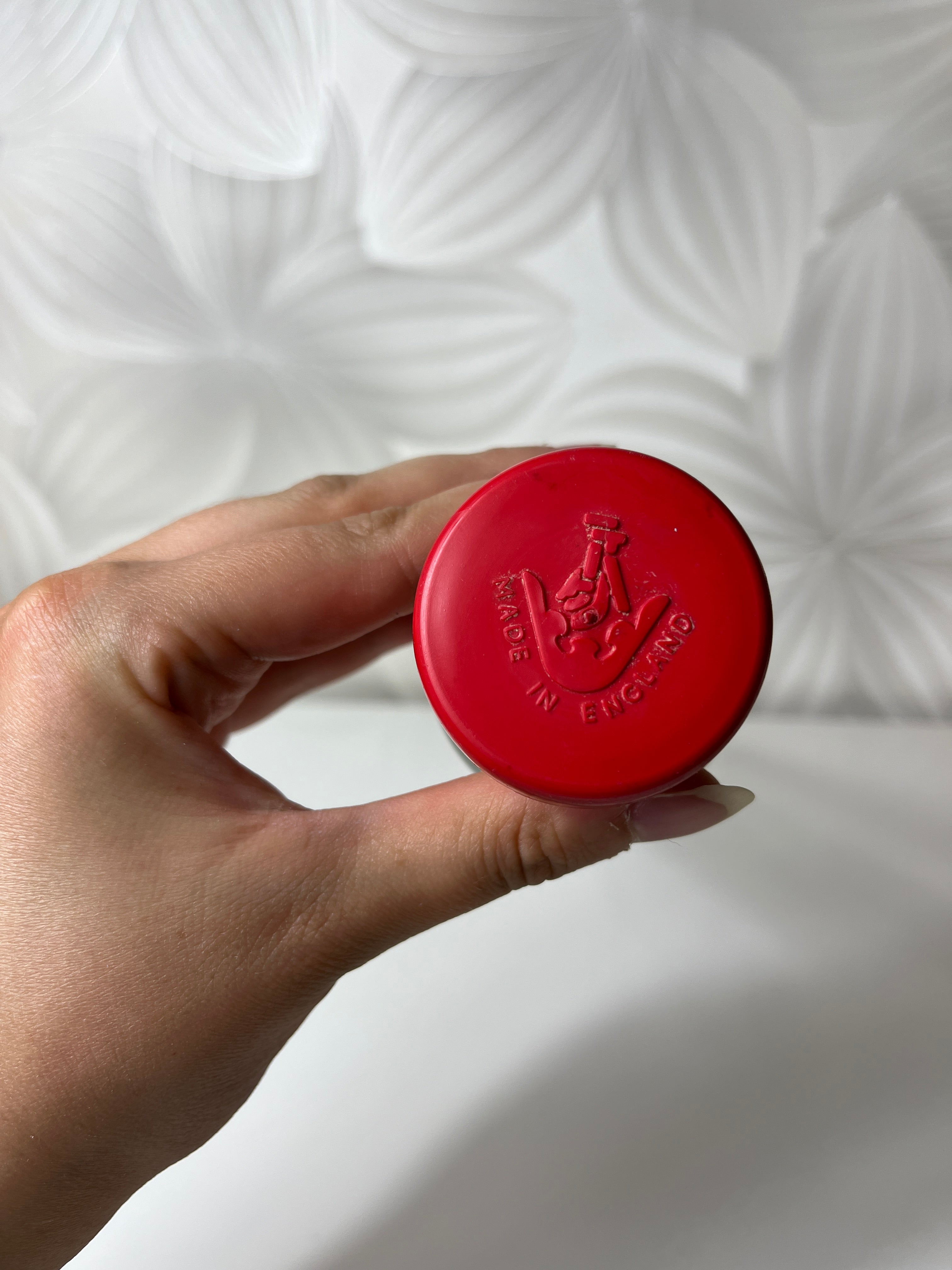 Vintažinis kočėlas su raudonais dangteliais