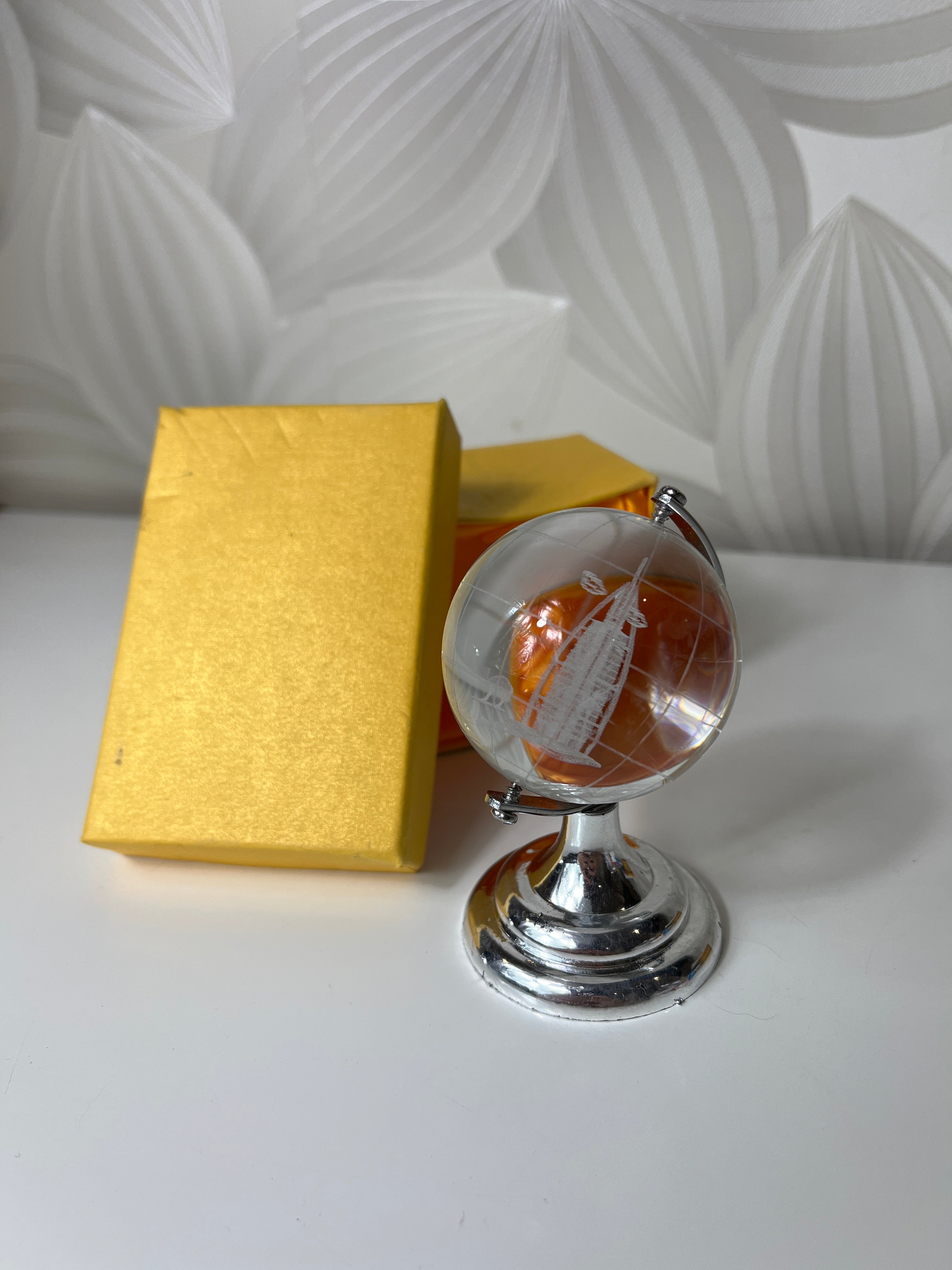 Stiklinė gaublio formos dekoracija su metaliniu stovu su Burj Al Arab pastatu