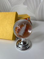 Stiklinė gaublio formos dekoracija su metaliniu stovu su Burj Al Arab pastatu