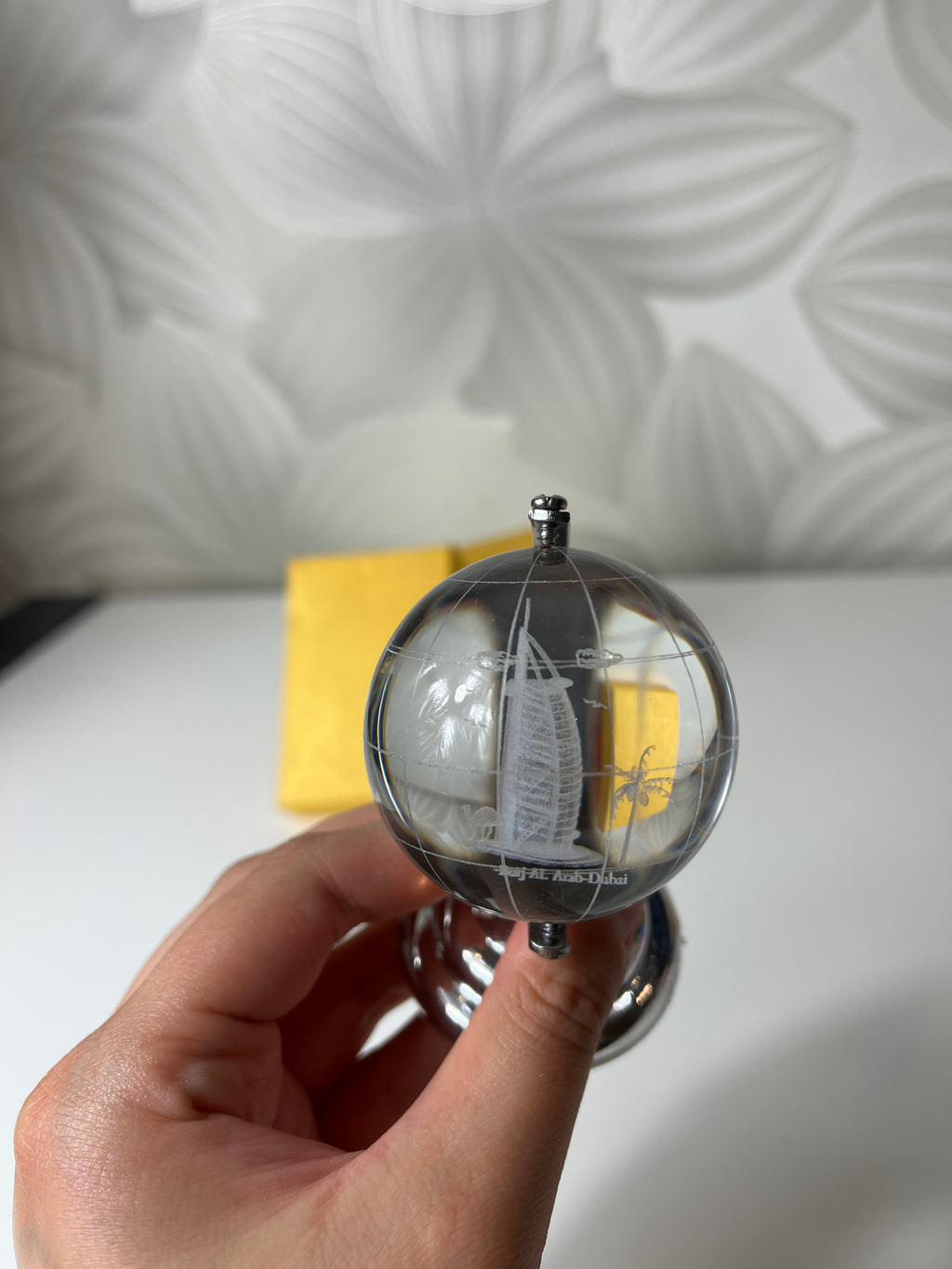 Stiklinė gaublio formos dekoracija su metaliniu stovu su Burj Al Arab pastatu