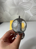 Stiklinė gaublio formos dekoracija su metaliniu stovu su Burj Al Arab pastatu