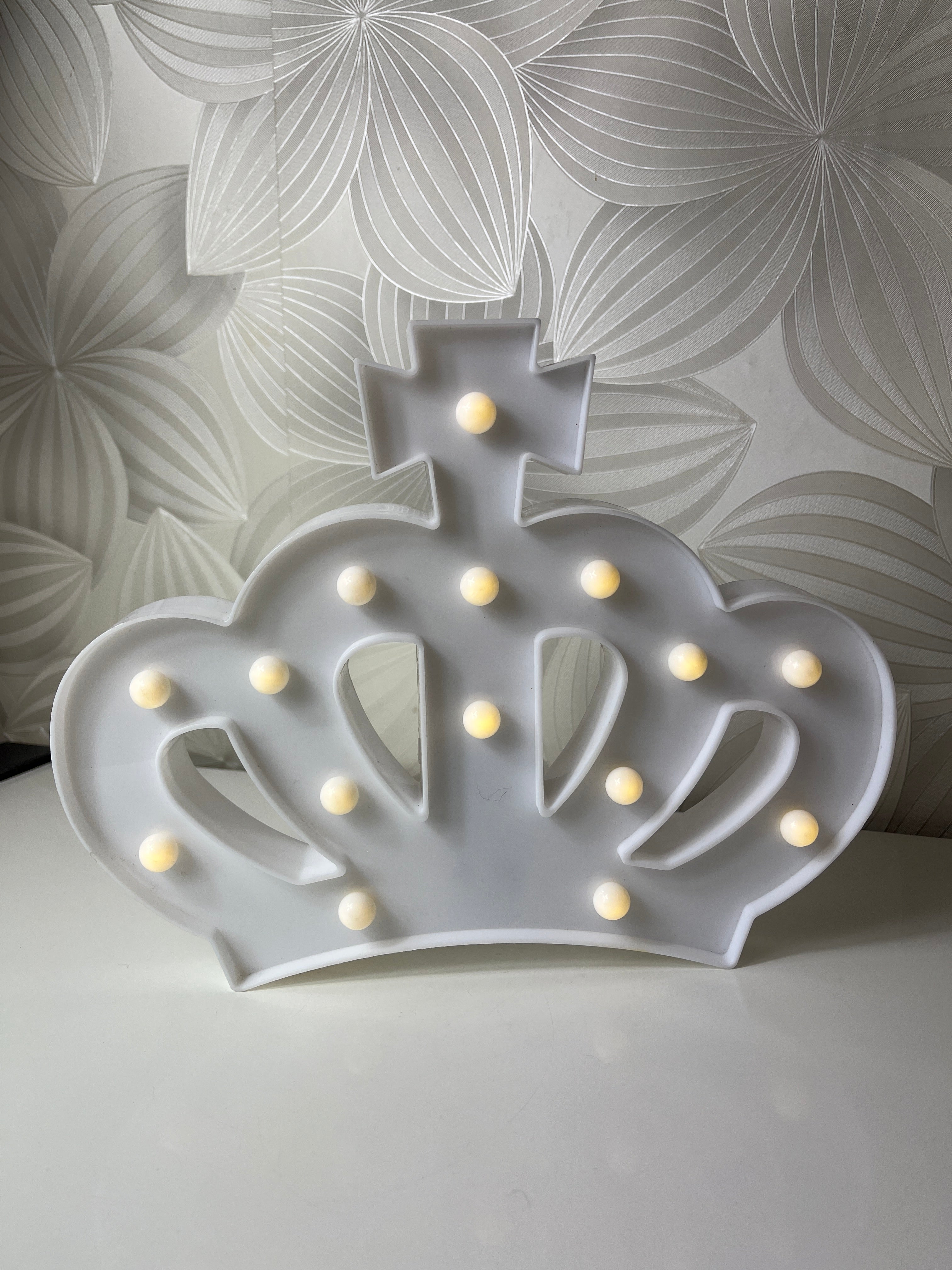 Karūnos formos dekoratyvinis šviestuvas