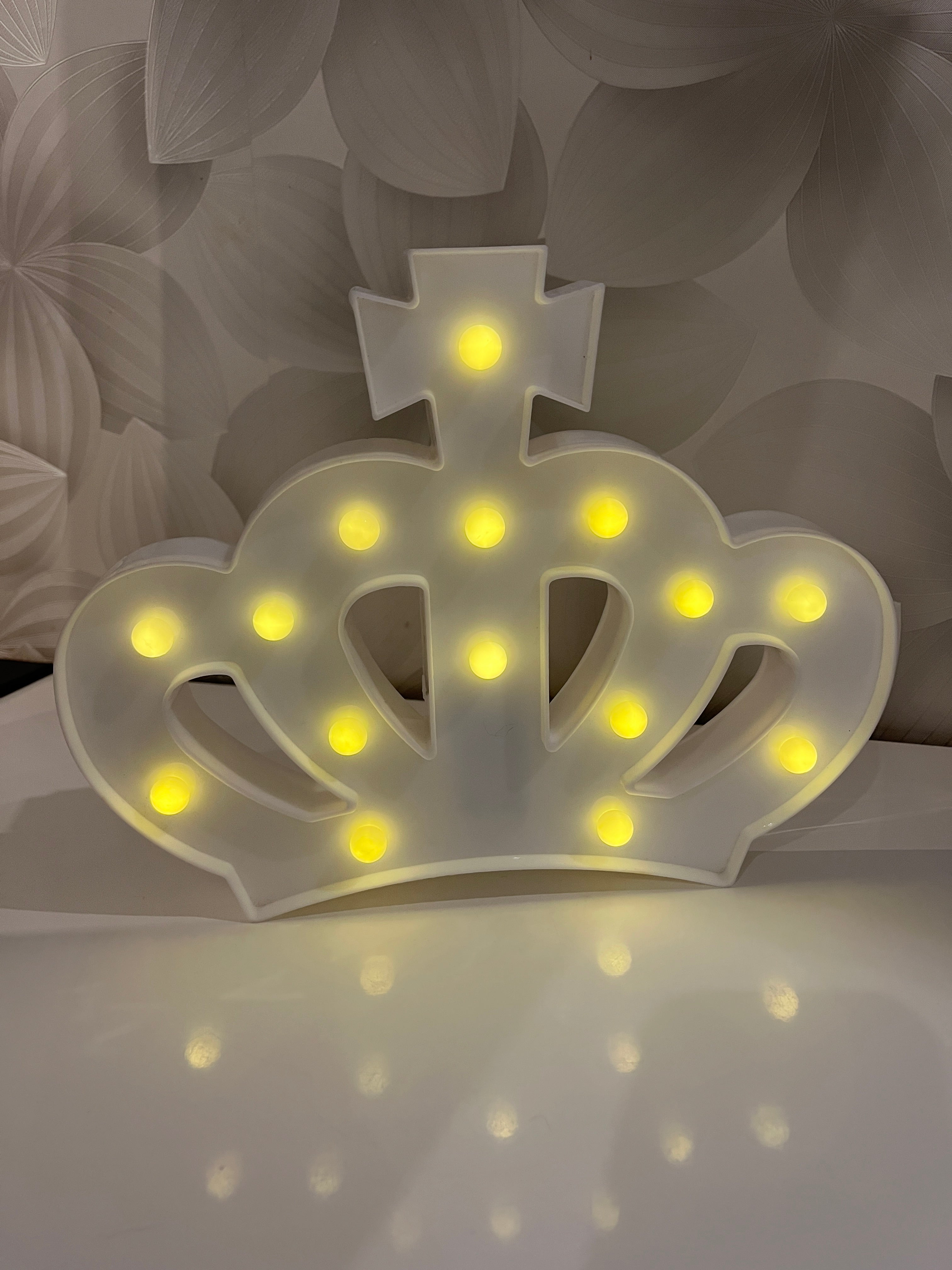 Karūnos formos dekoratyvinis šviestuvas