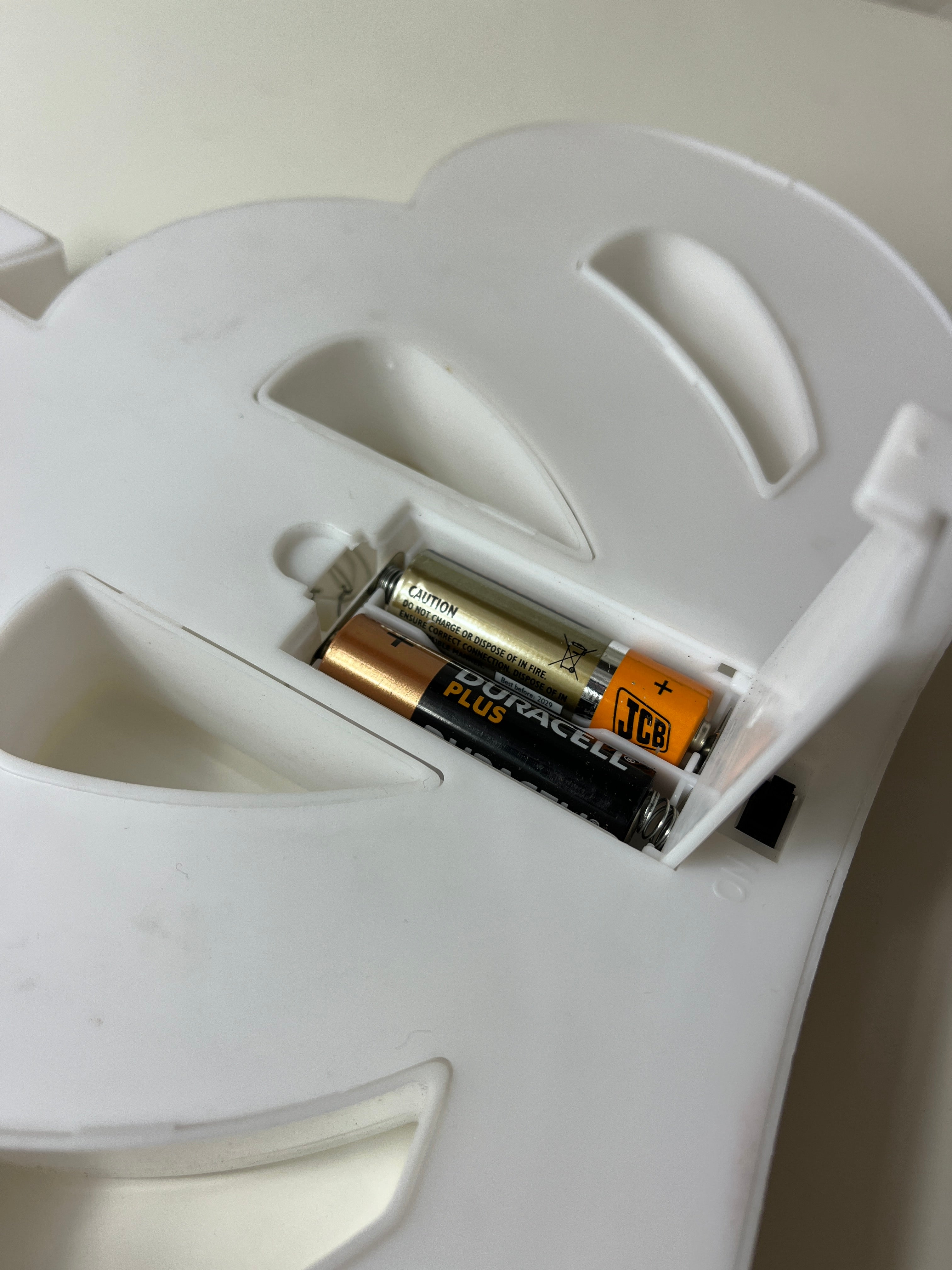 Karūnos formos dekoratyvinis šviestuvas