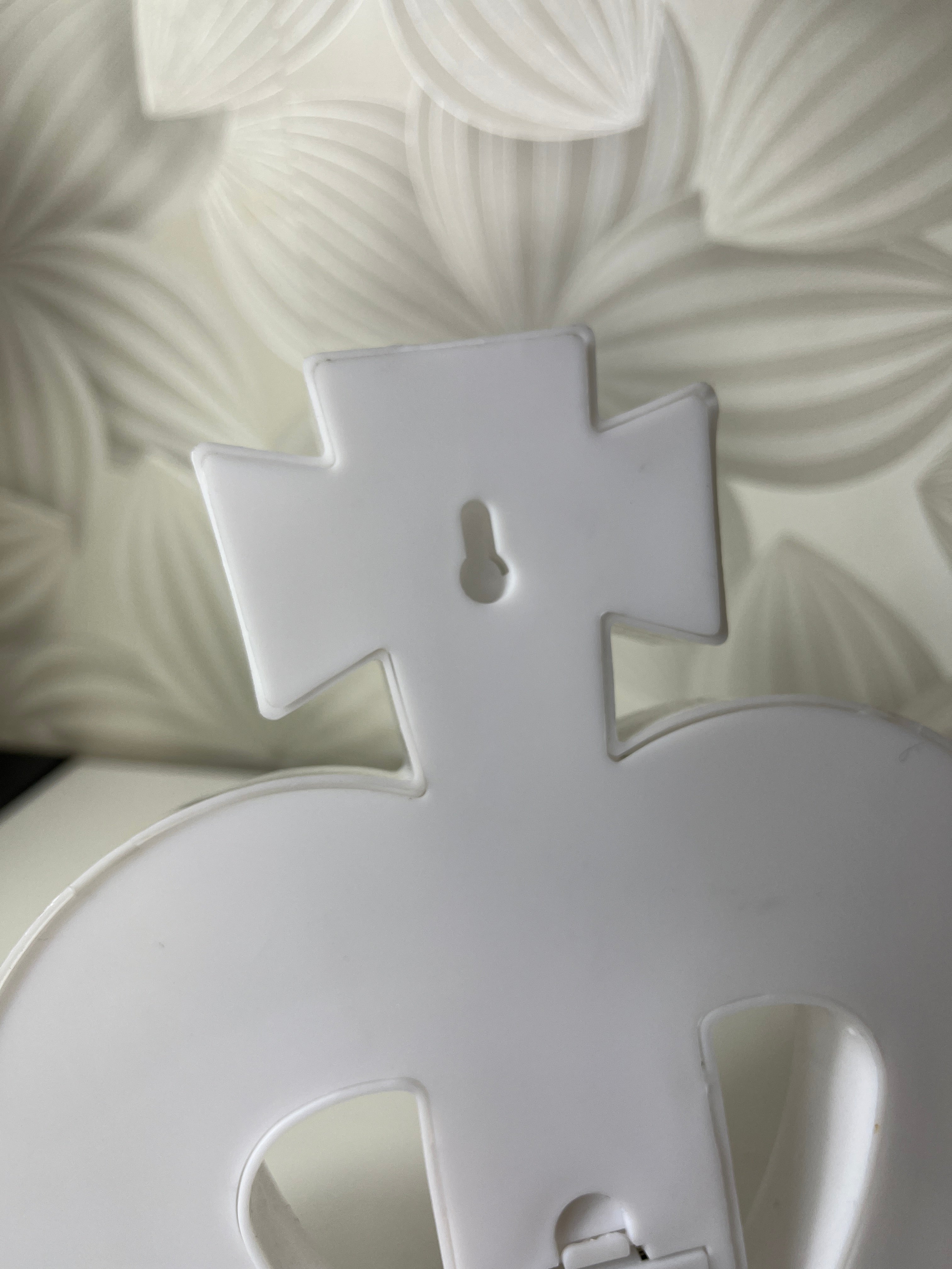 Karūnos formos dekoratyvinis šviestuvas