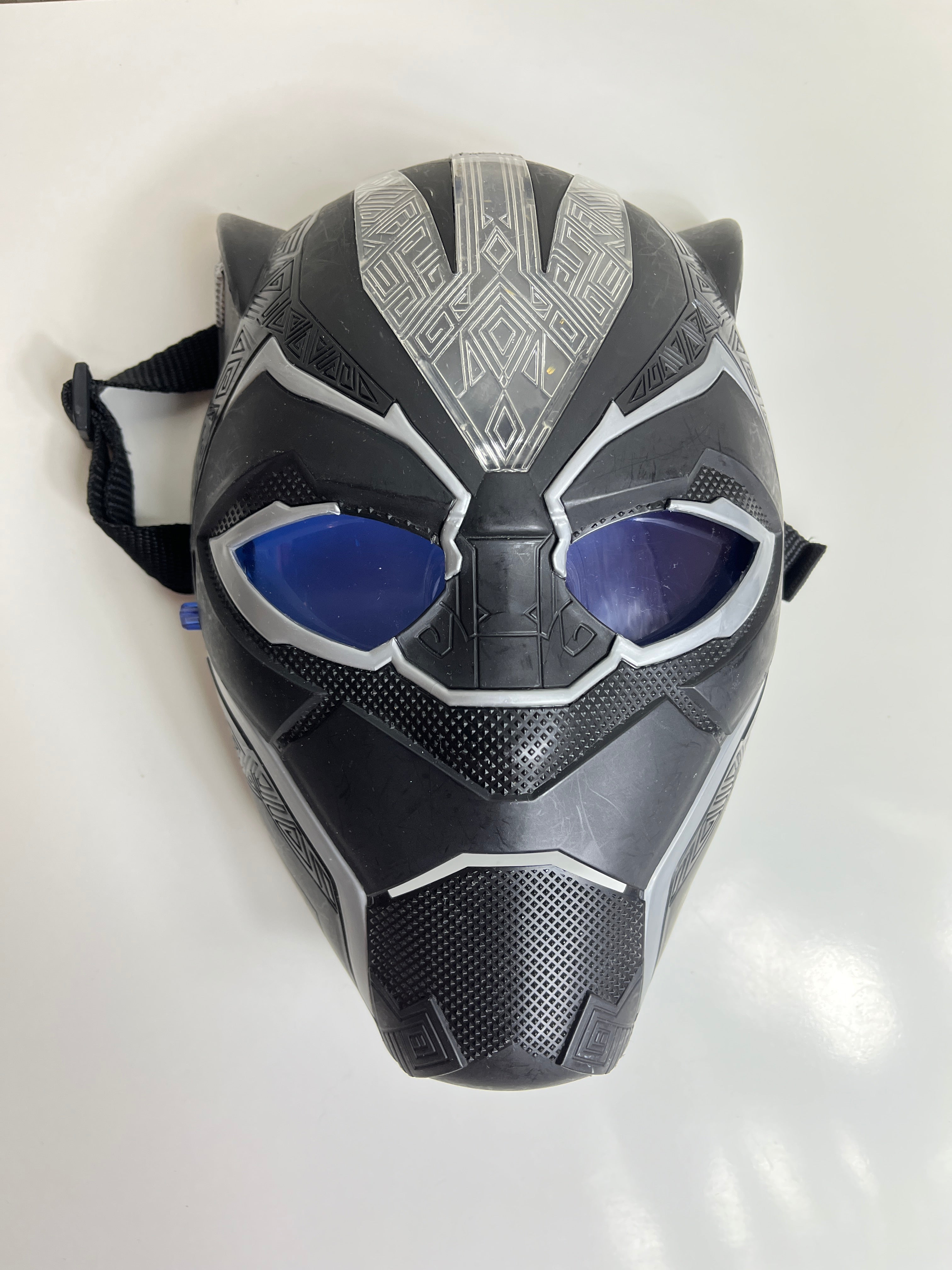 „Black Panther“ šviečianti kaukė