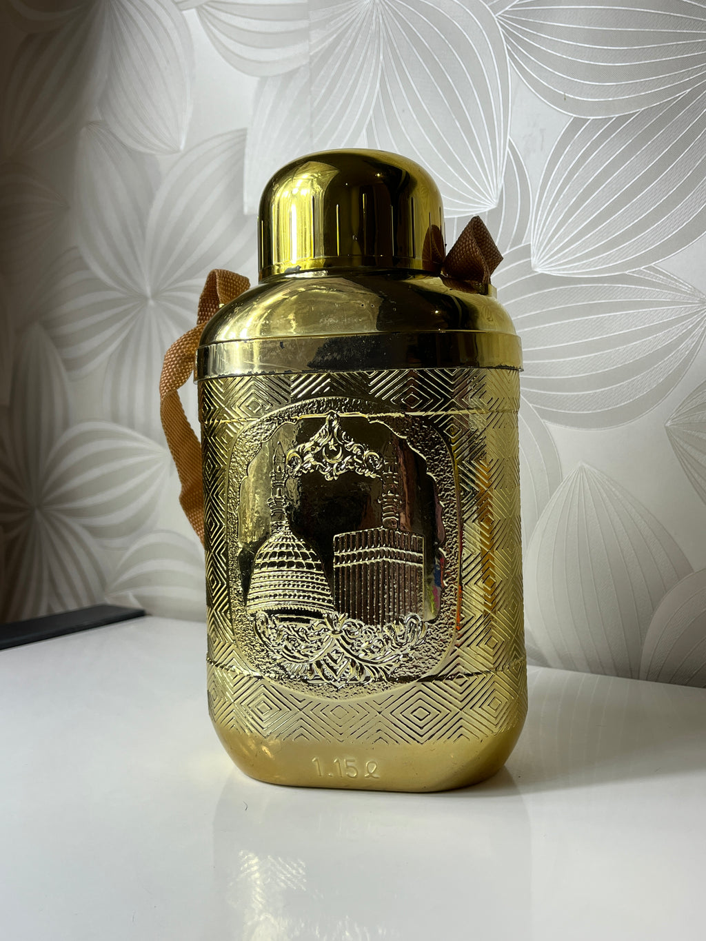 Auksinės spalvos gertuvė