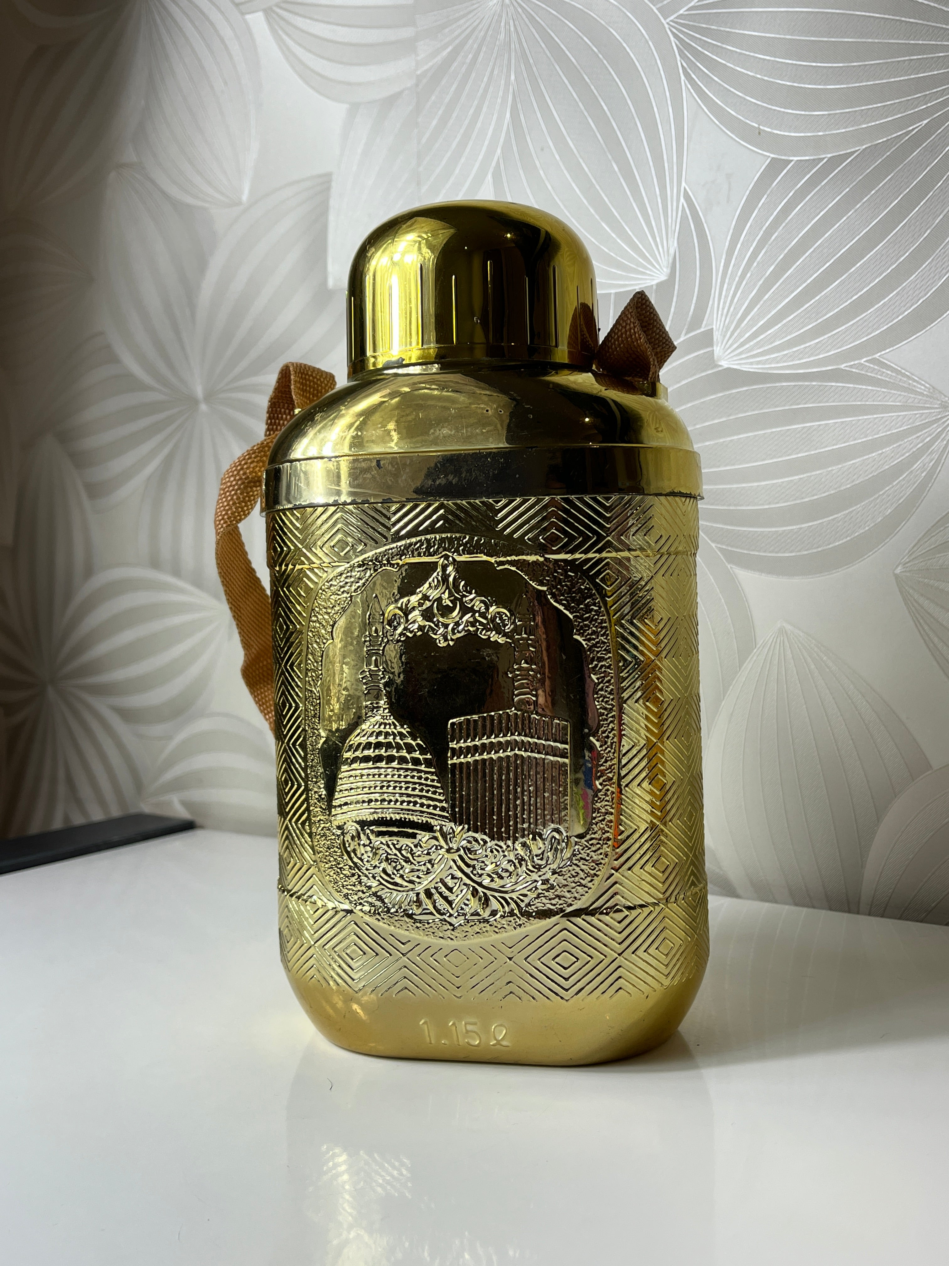 Auksinės spalvos gertuvė