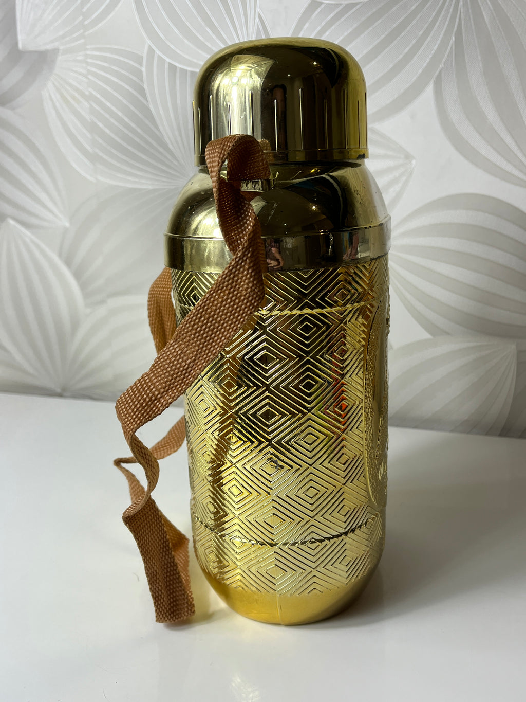 Auksinės spalvos gertuvė