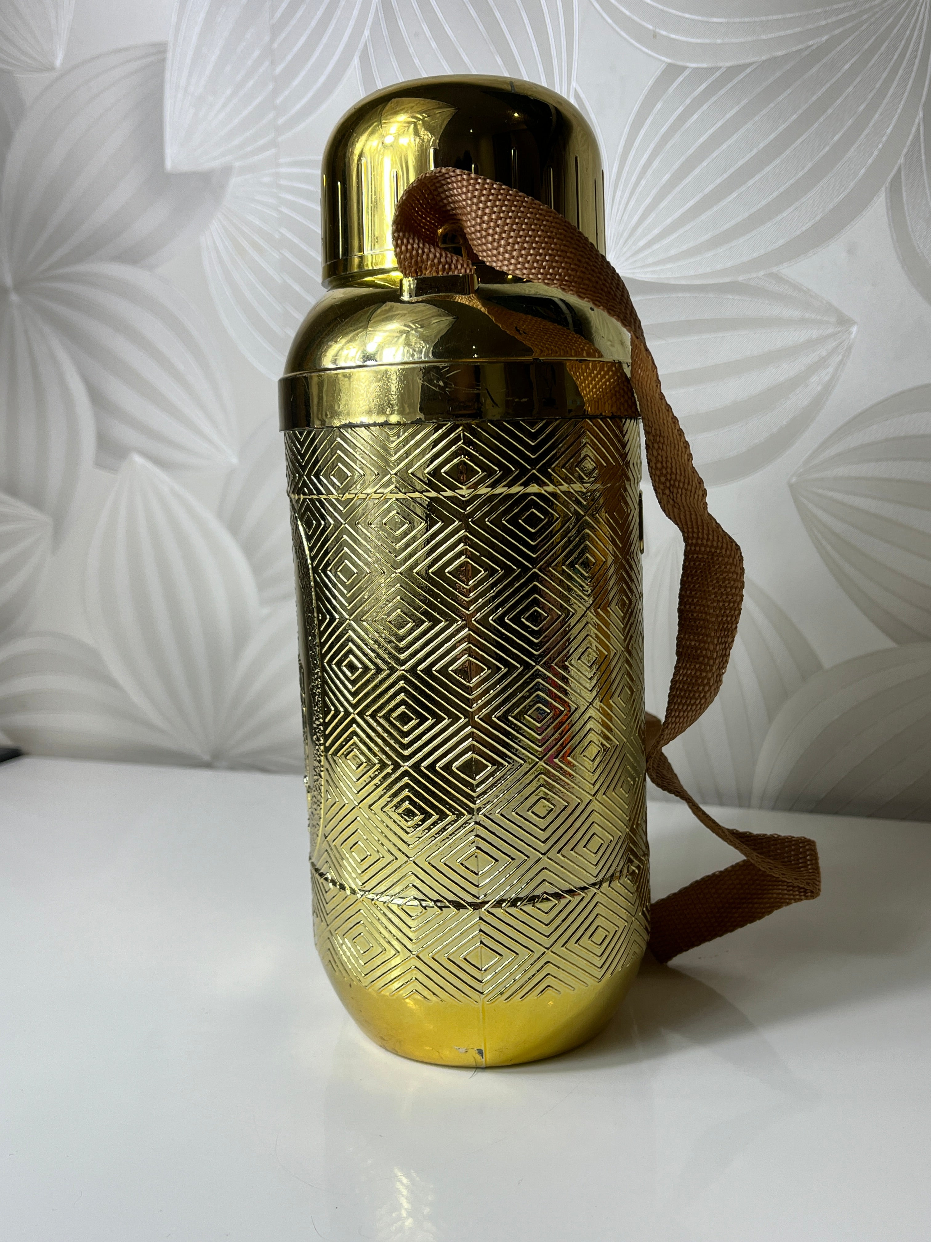 Auksinės spalvos gertuvė