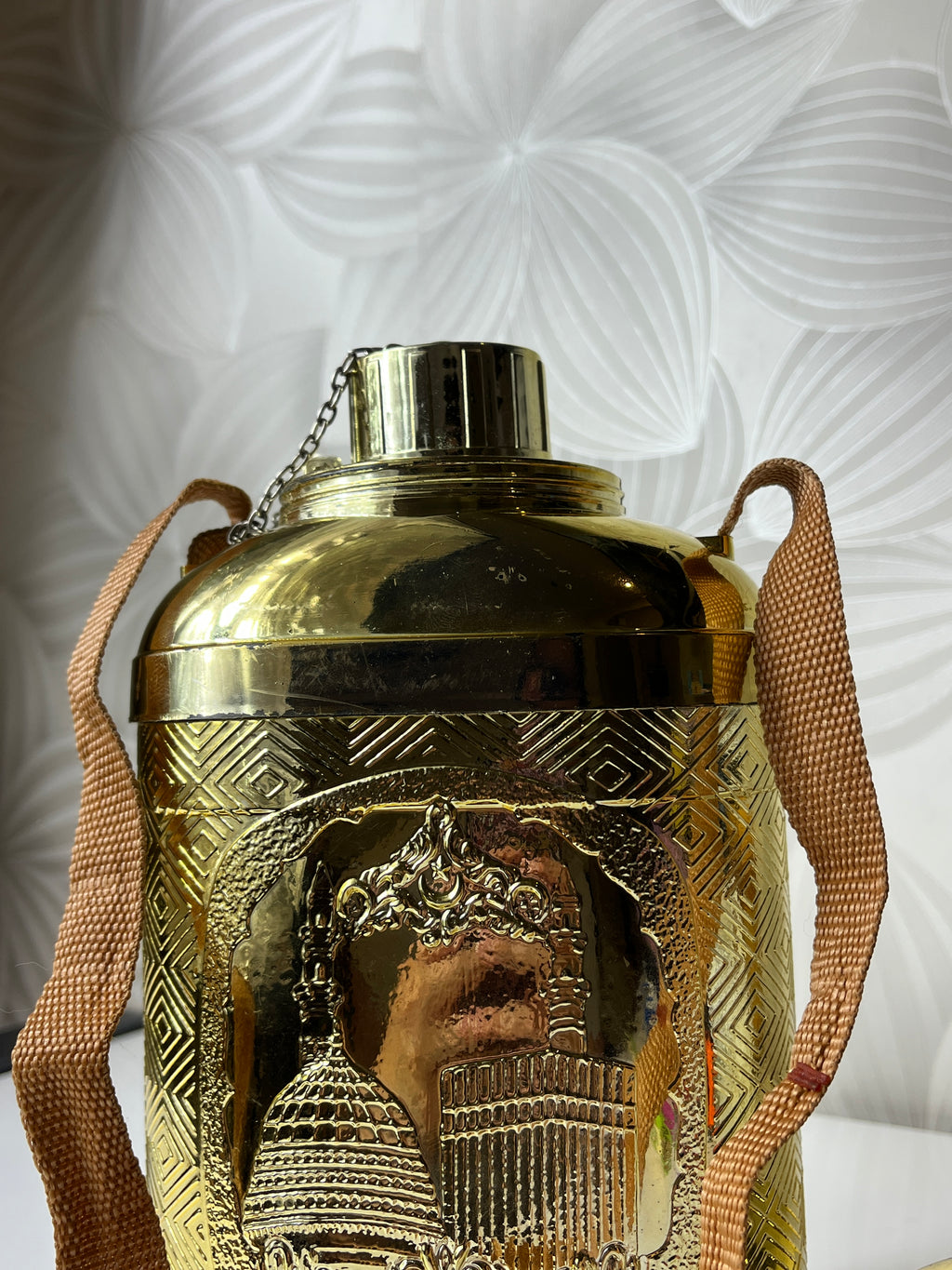 Auksinės spalvos gertuvė