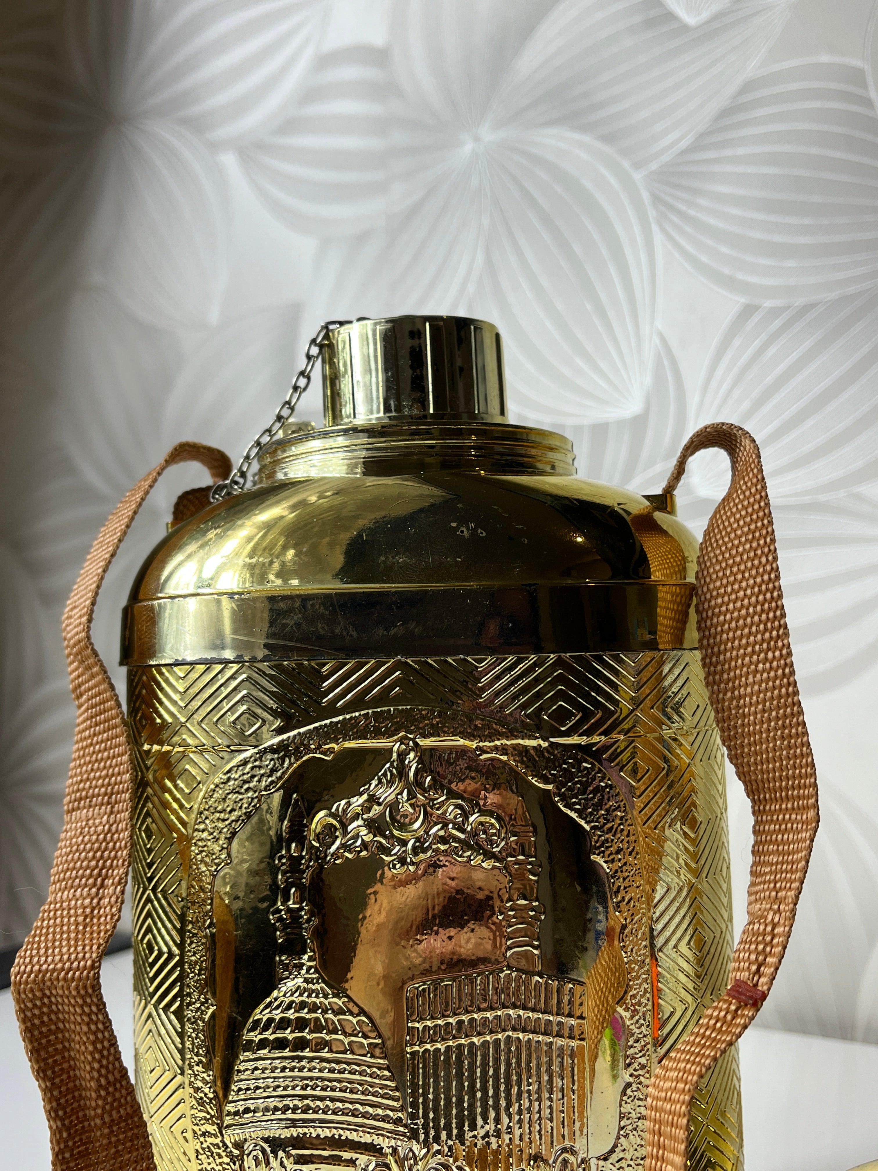 Auksinės spalvos gertuvė