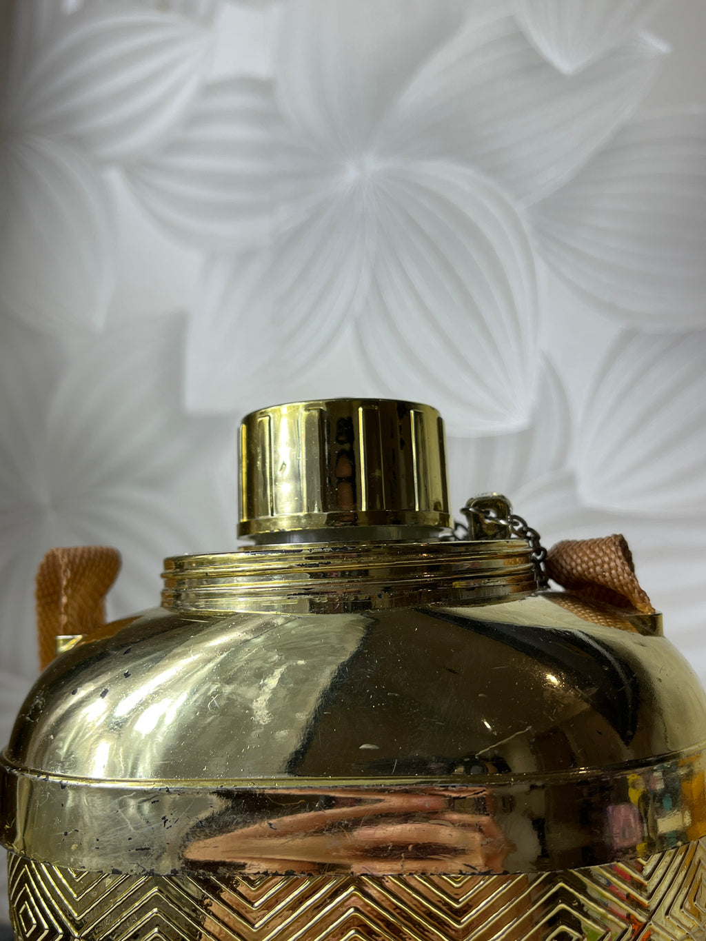 Auksinės spalvos gertuvė