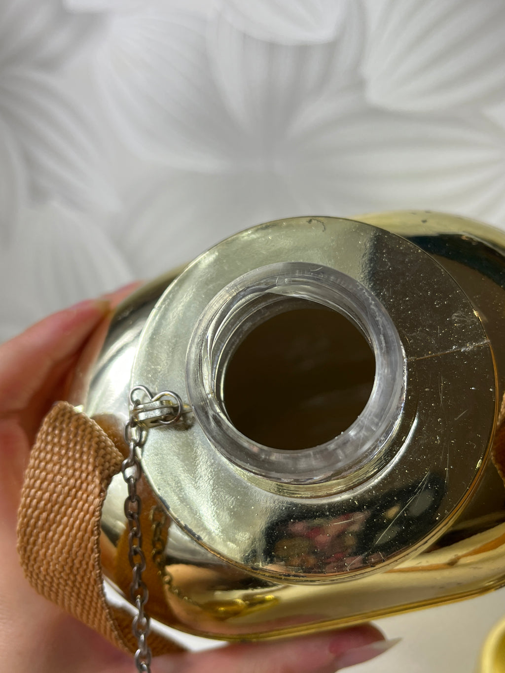 Auksinės spalvos gertuvė